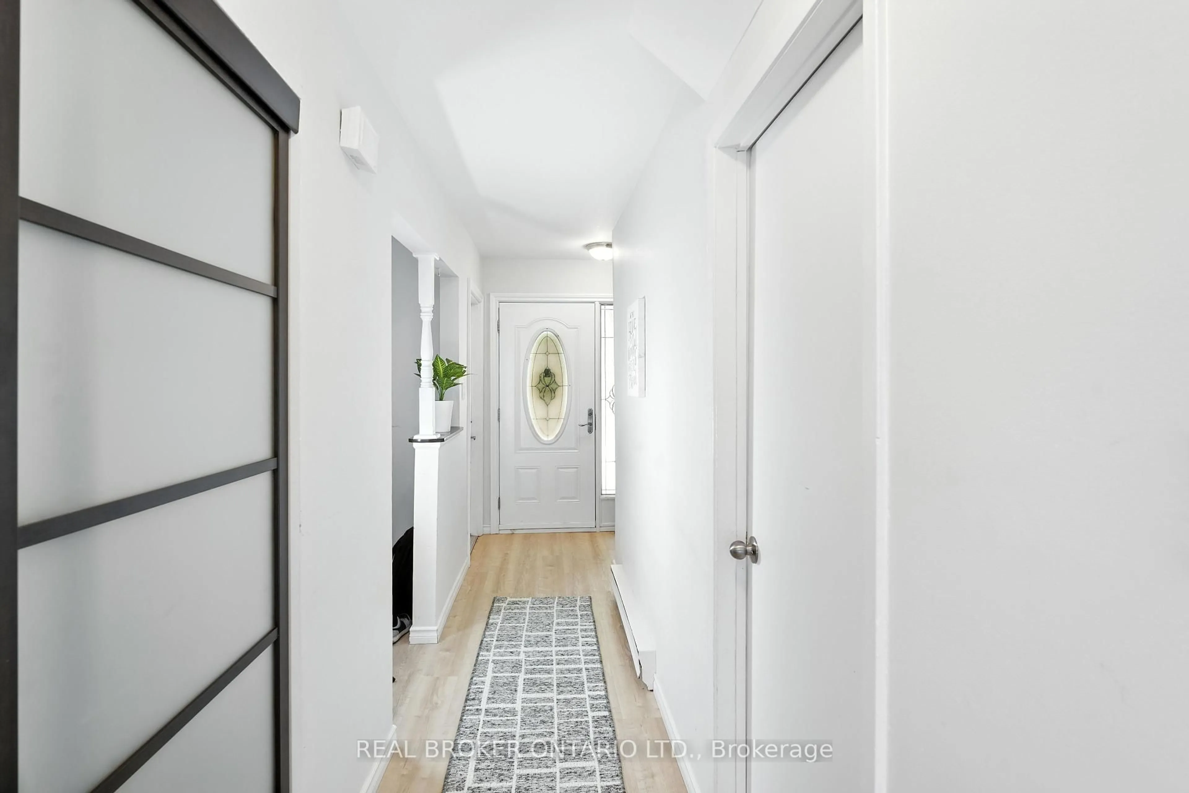 Indoor entryway for 350 Camelot Crt #19, Oshawa Ontario L1G 6P7