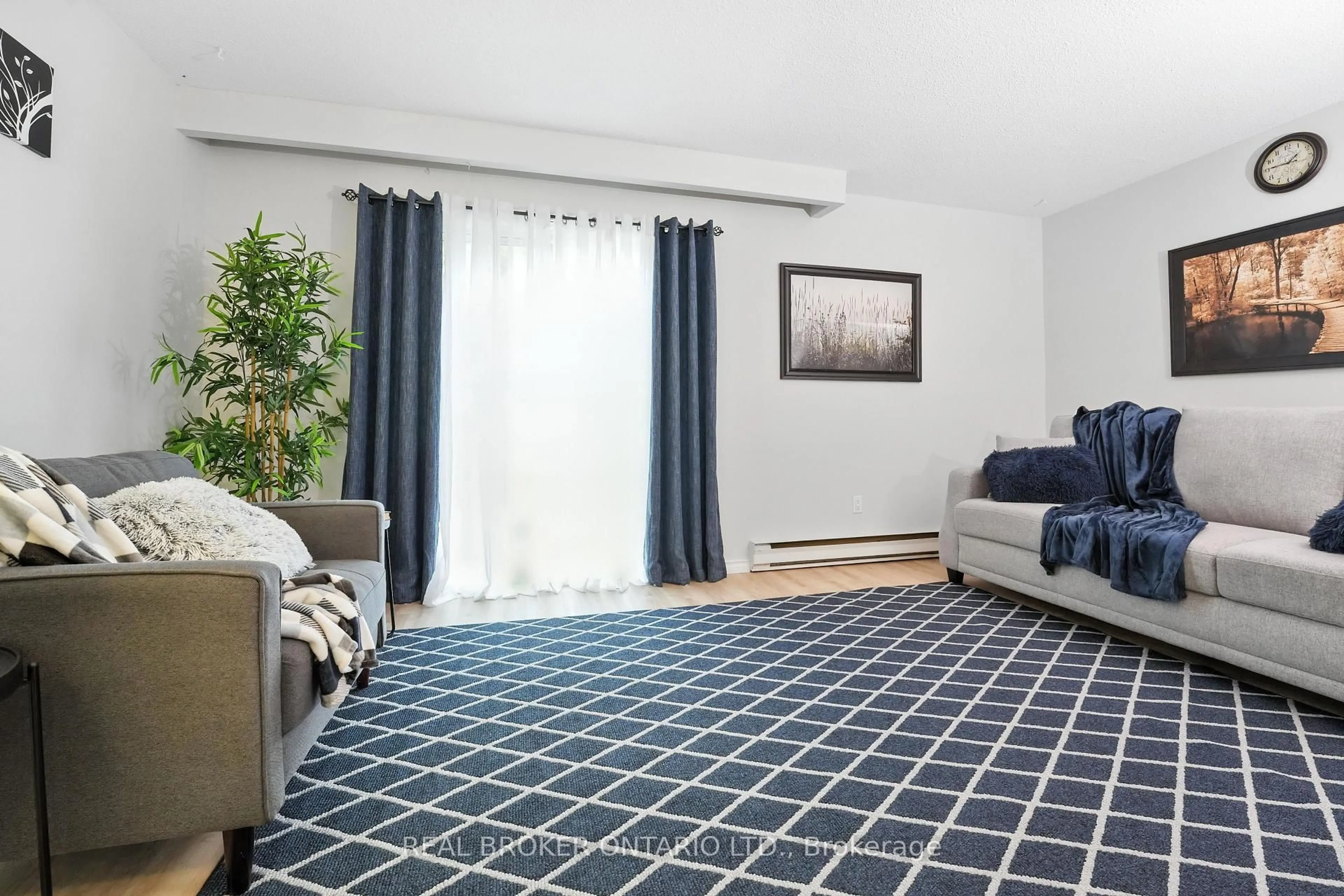 Living room with furniture, carpet floor for 350 Camelot Crt #19, Oshawa Ontario L1G 6P7