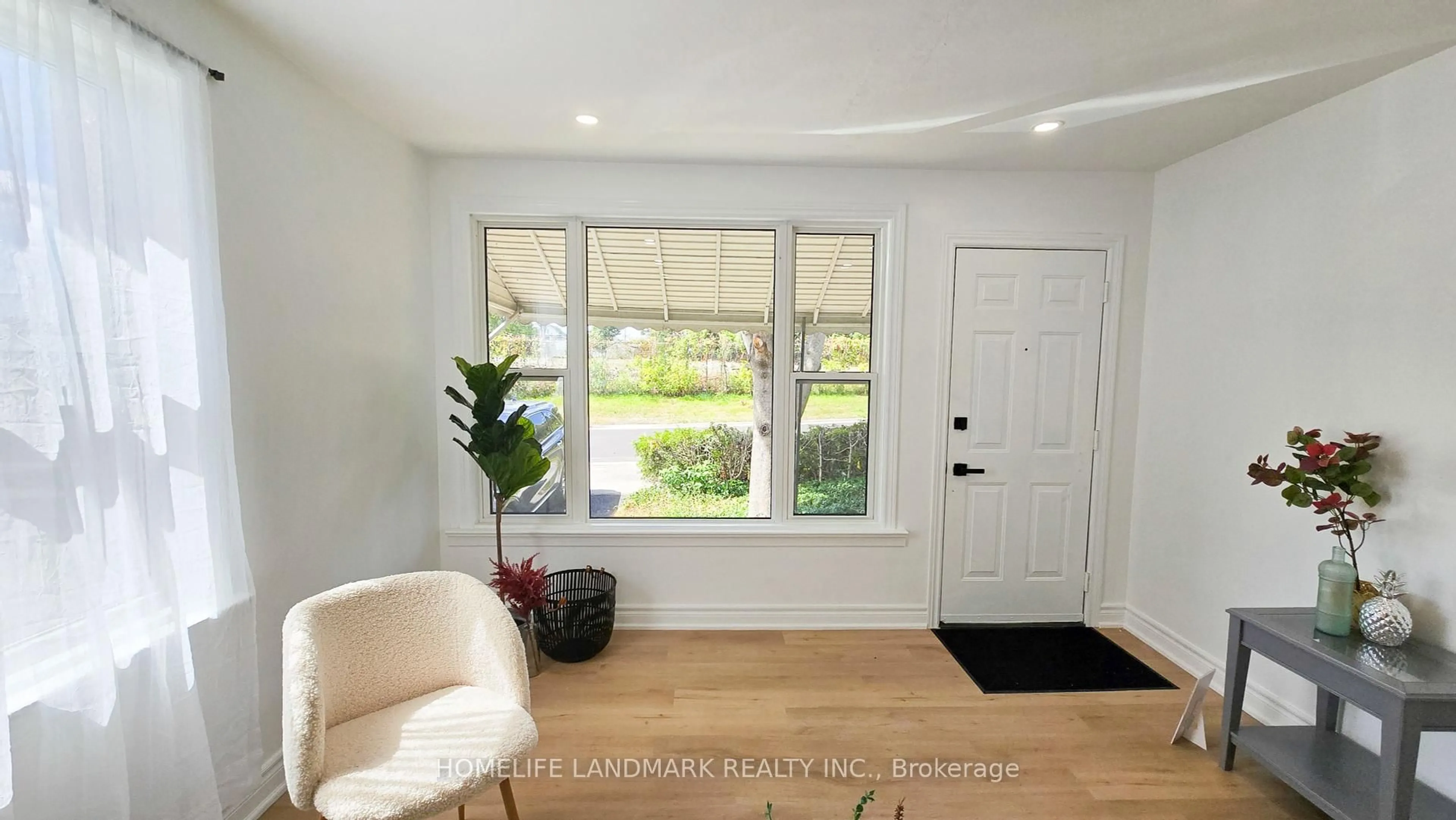 Indoor entryway for 357 Oshawa Blvd, Oshawa Ontario L1G 5T2