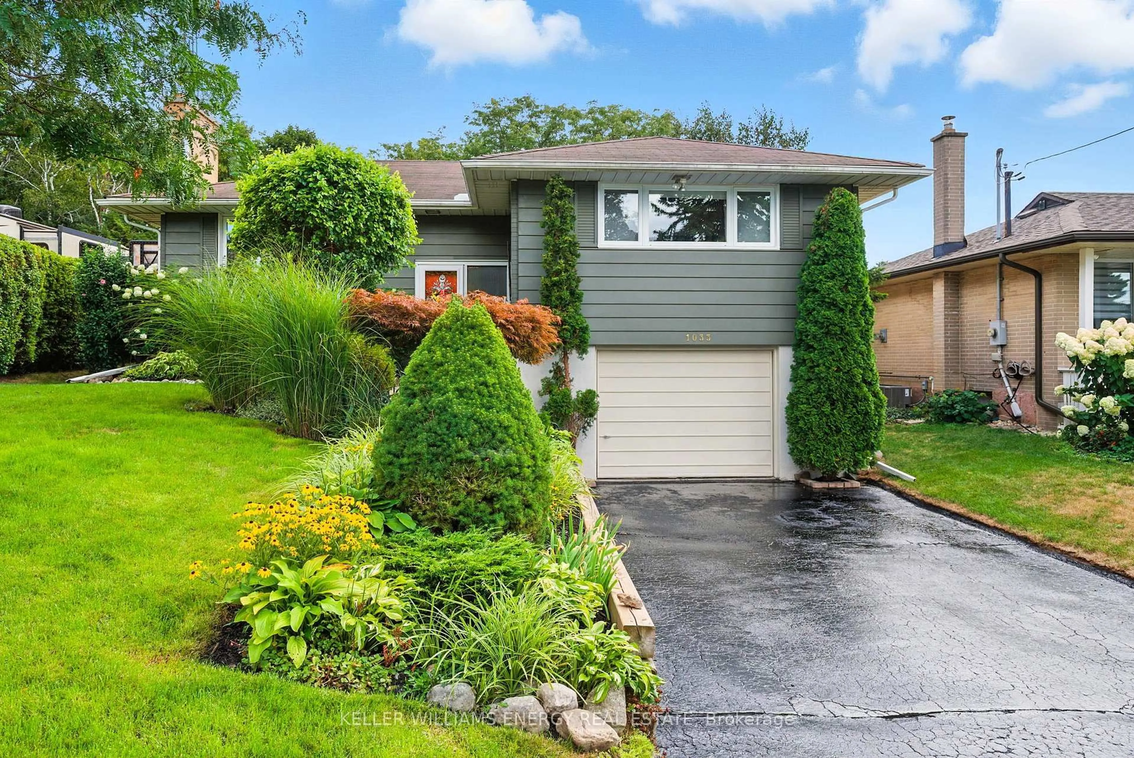 Home with vinyl exterior material, street for 1033 Newbury Ave, Oshawa Ontario L1G 1H1
