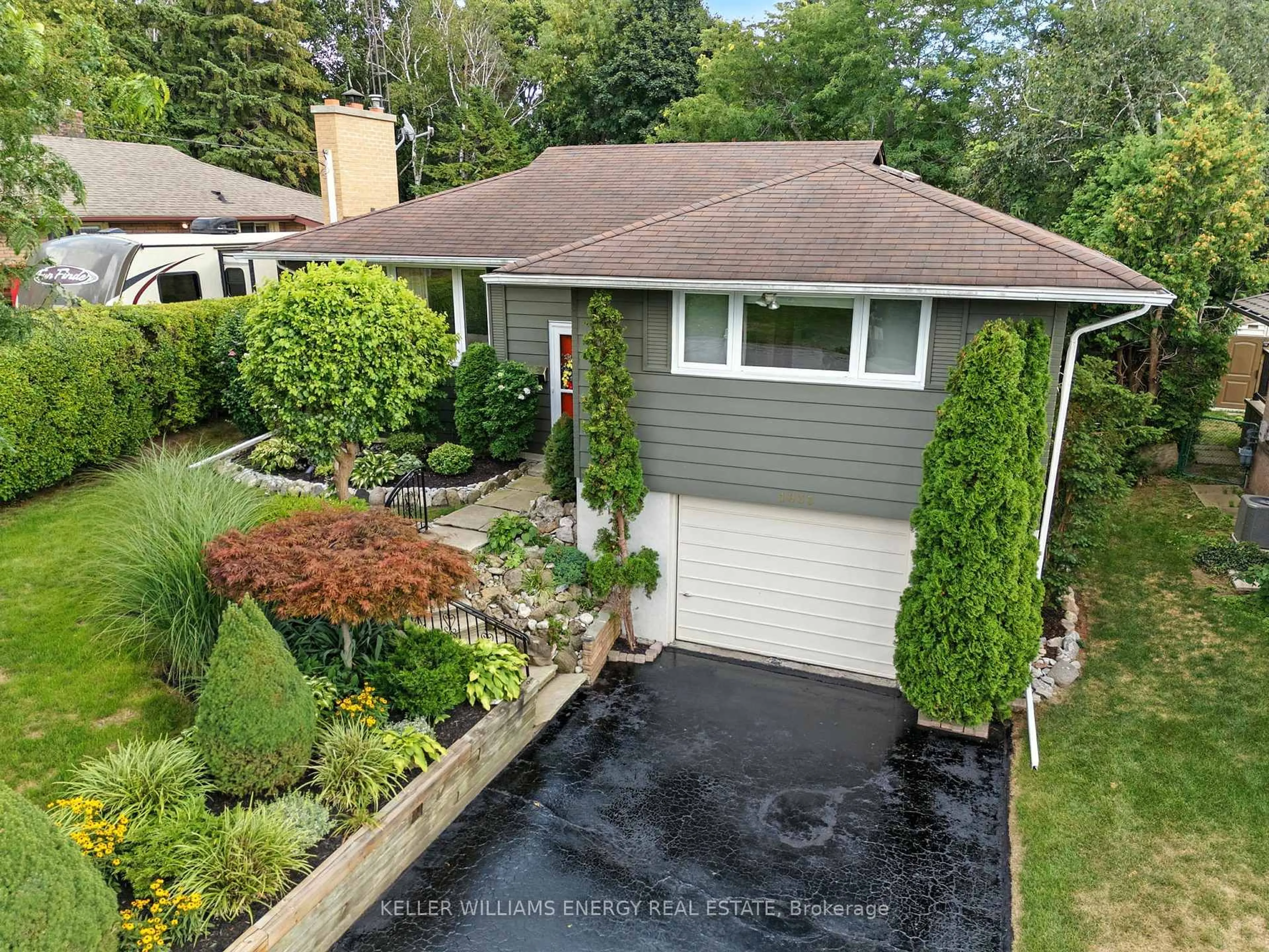 A pic from outside/outdoor area/front of a property/back of a property/a pic from drone, street for 1033 Newbury Ave, Oshawa Ontario L1G 1H1