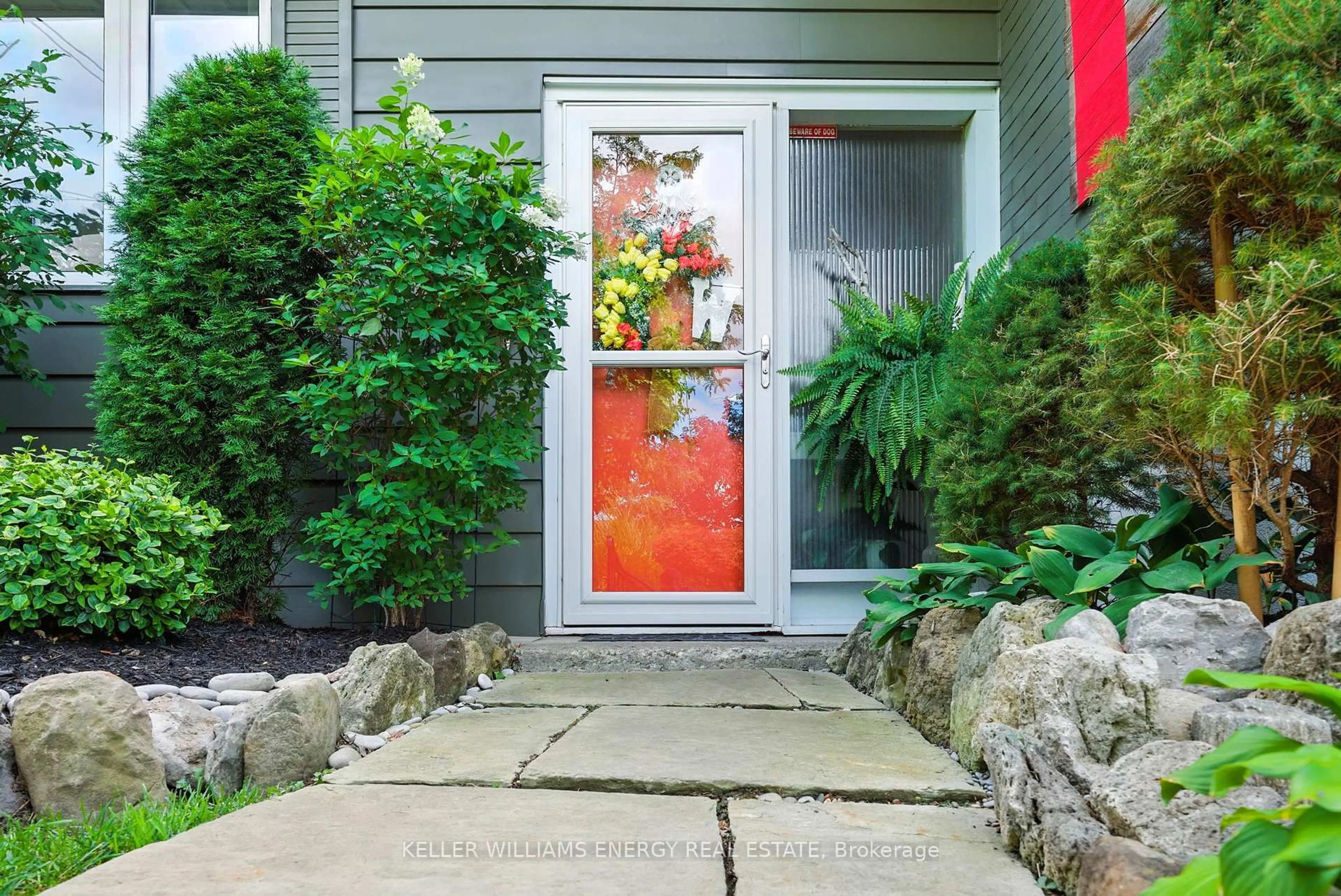 Indoor entryway for 1033 Newbury Ave, Oshawa Ontario L1G 1H1