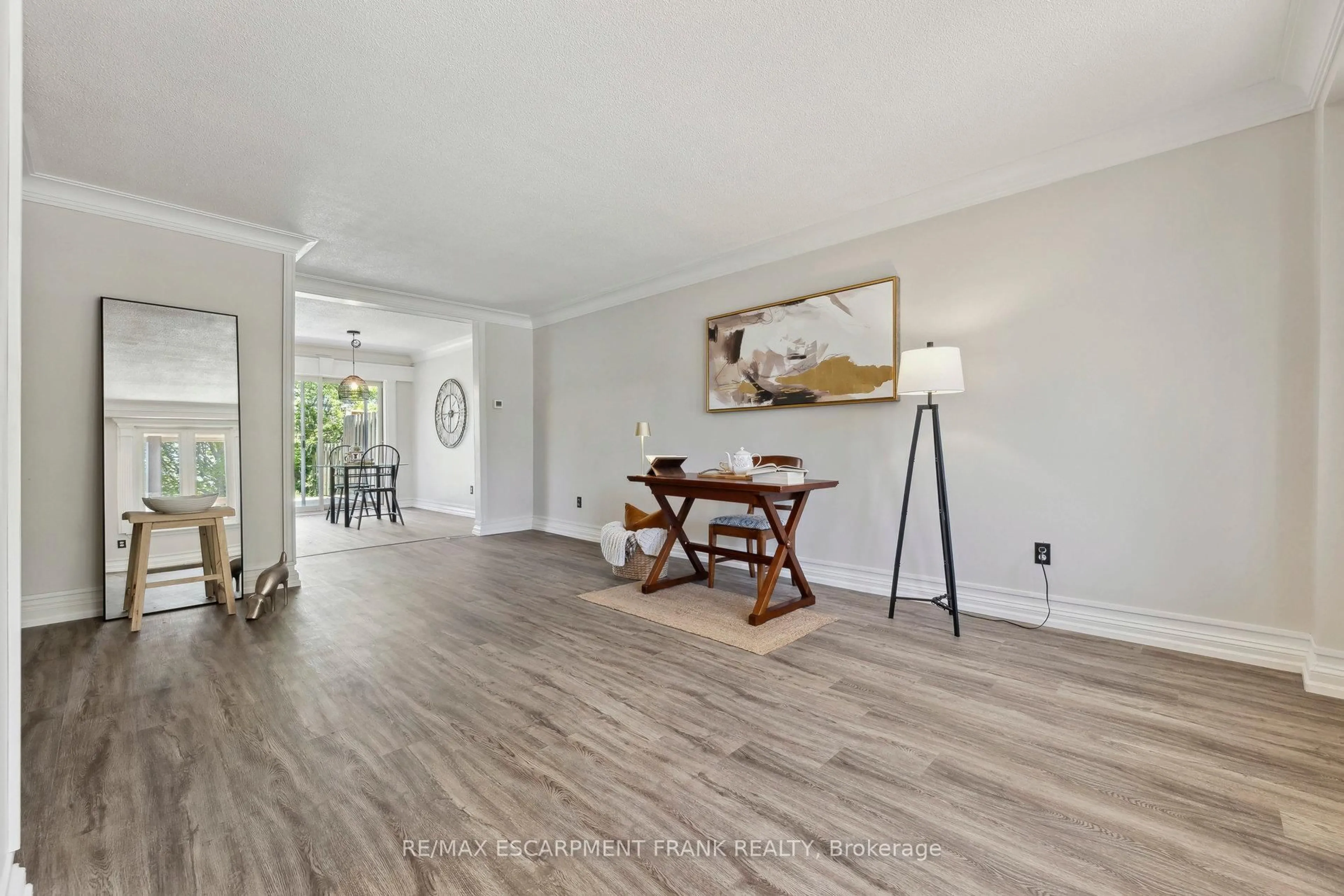 Unknown for 647 Balsam Cres, Oshawa Ontario L1J 6A1