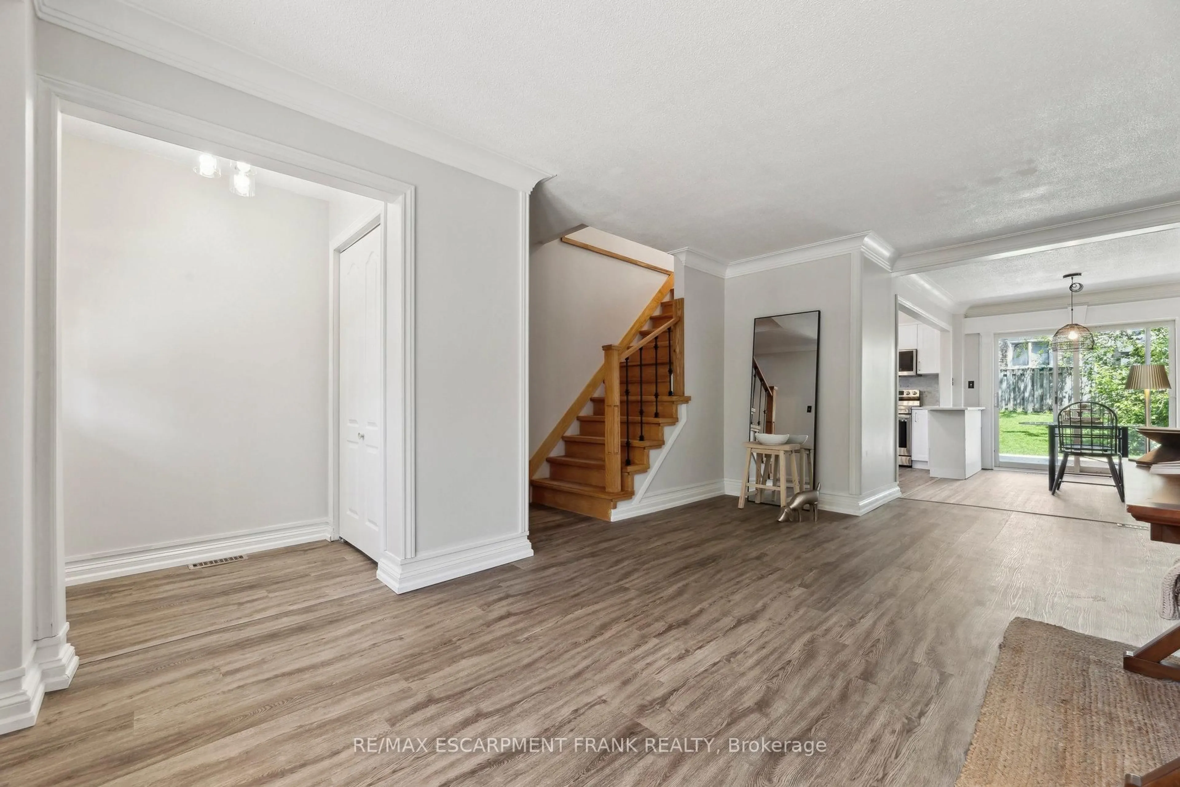 Indoor entryway for 647 Balsam Cres, Oshawa Ontario L1J 6A1