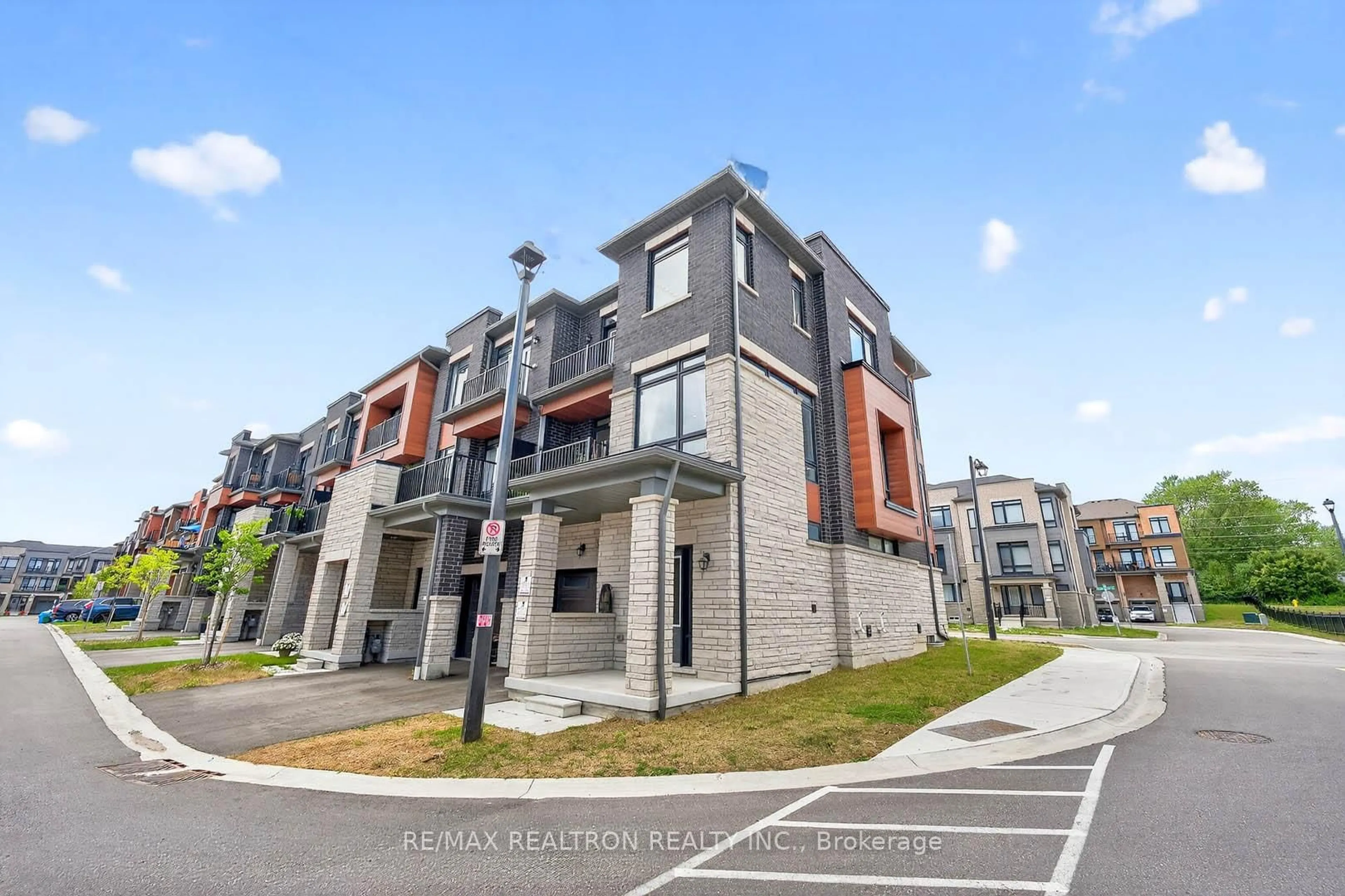 A pic from outside/outdoor area/front of a property/back of a property/a pic from drone, street for 501 Danks Ridge Dr, Ajax Ontario L1S 0H3