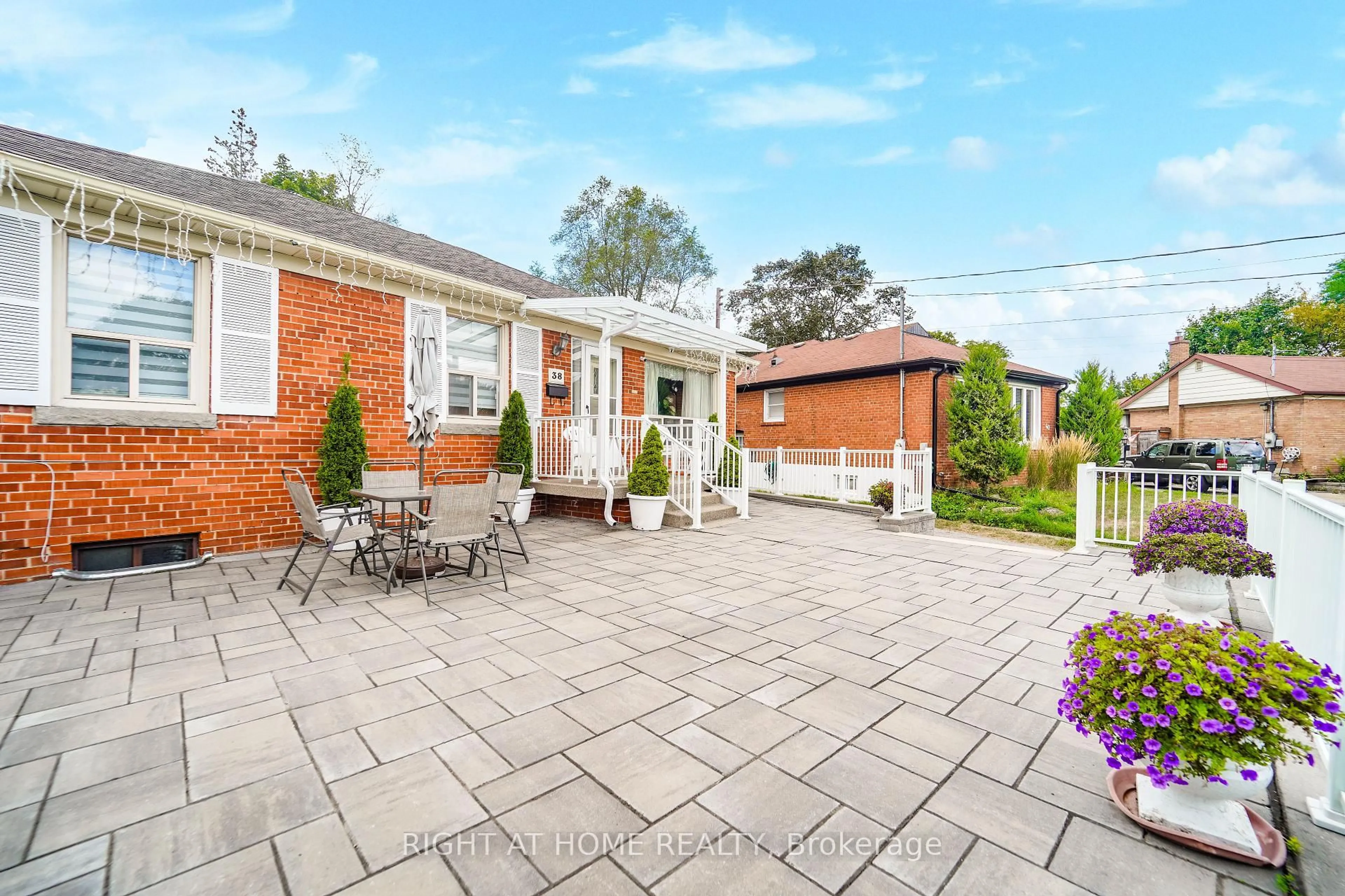 A pic from outside/outdoor area/front of a property/back of a property/a pic from drone, street for 38 Lingarde Dr, Toronto Ontario M1R 1X6