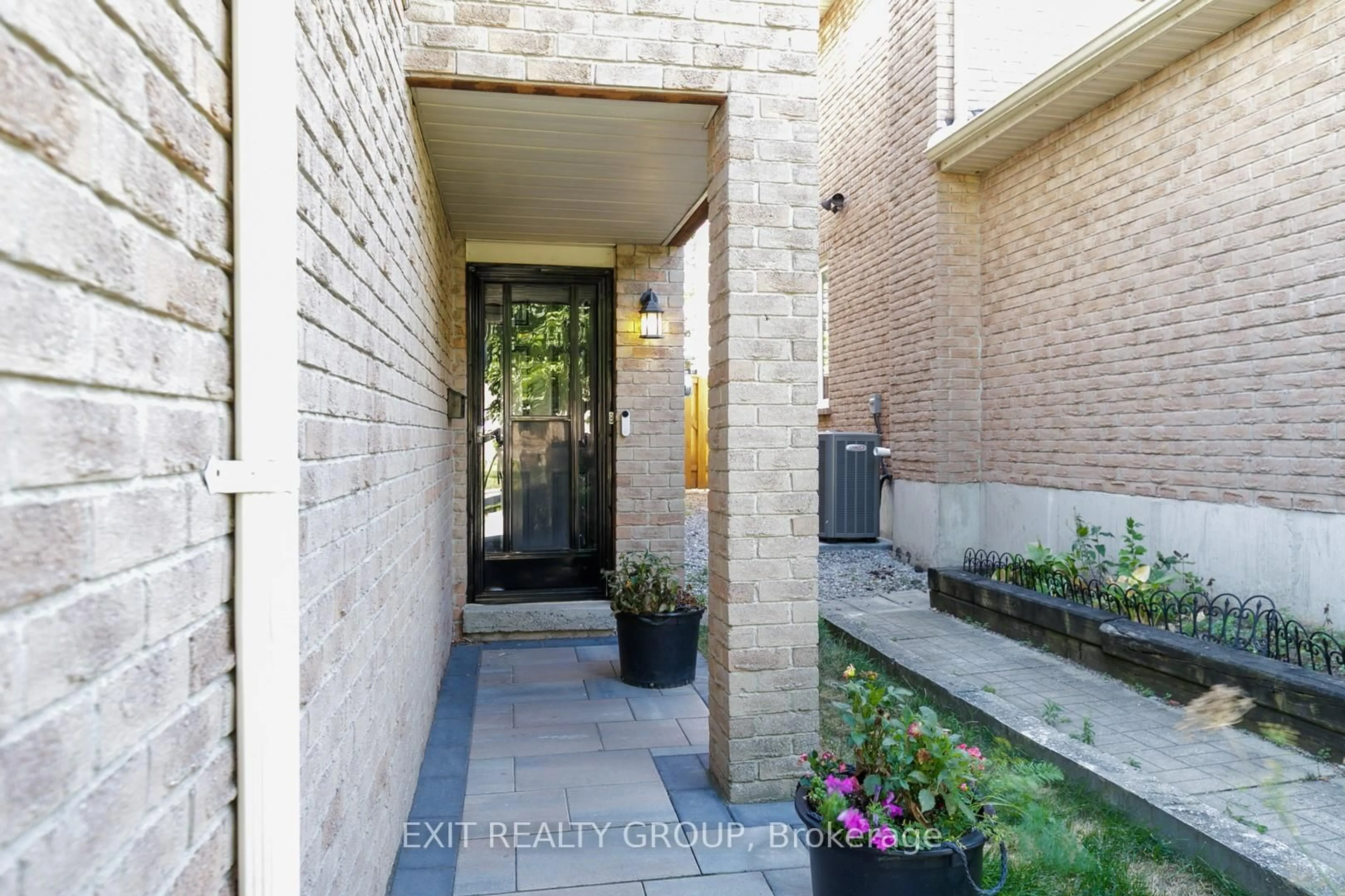 Indoor entryway for 765 Hampton Crt, Pickering Ontario L1W 3M3