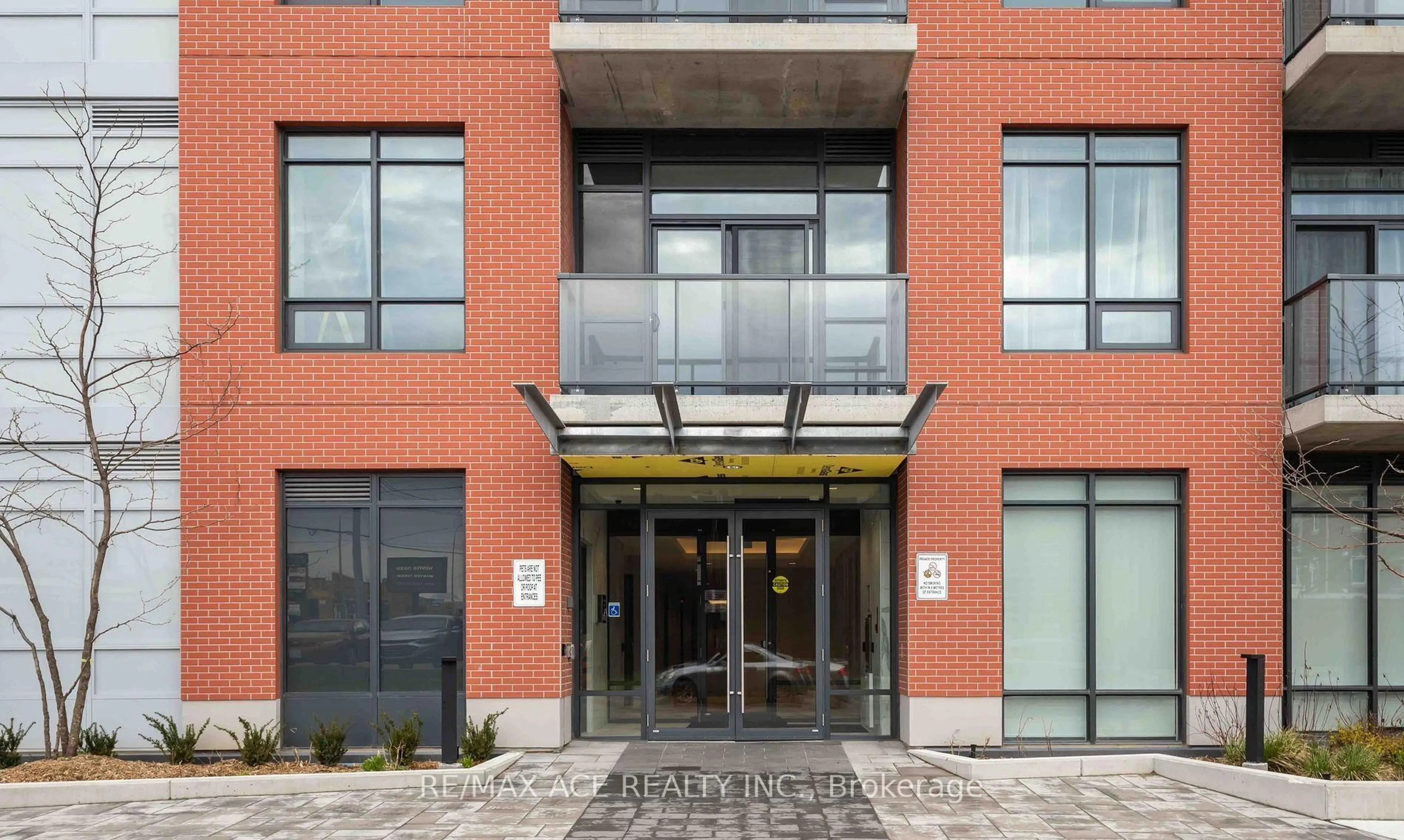 Indoor foyer for 1010 Dundas St #204, Whitby Ontario L1N 2K2