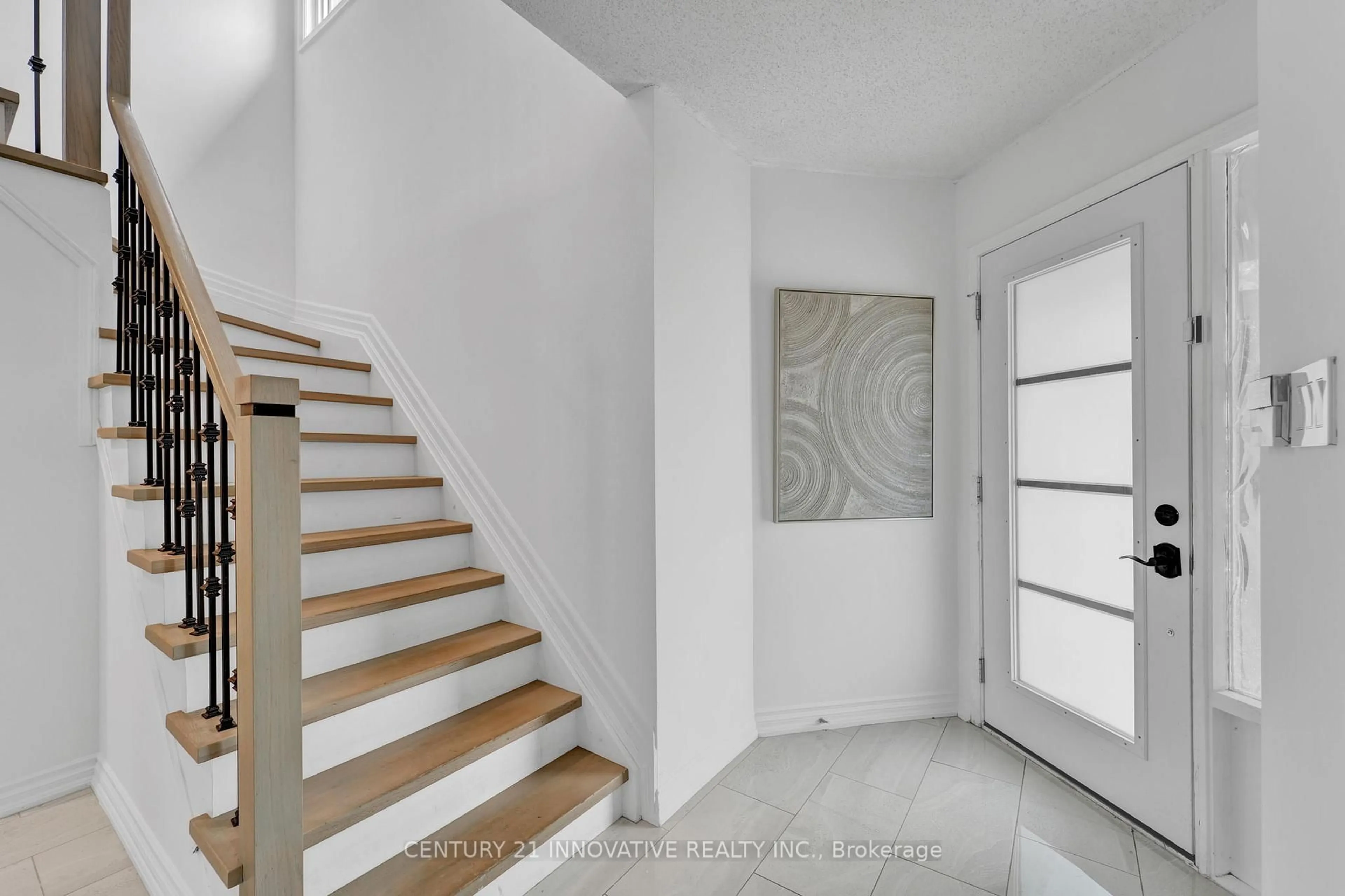 Indoor foyer for 10 Blake Crt, Ajax Ontario L1T 3P3