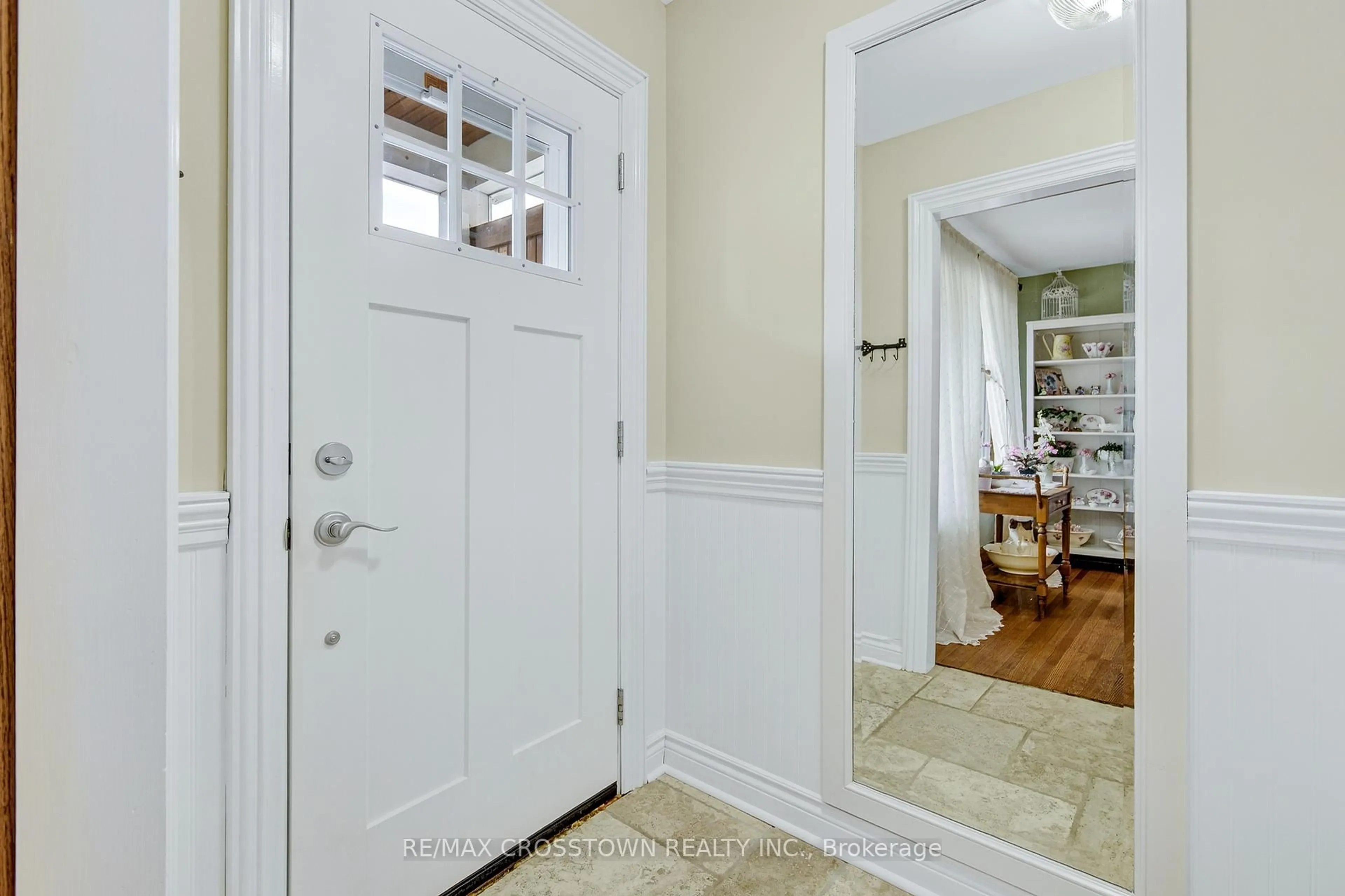 Indoor entryway for 311 Chisholm Ave, Toronto Ontario M4C 4W5