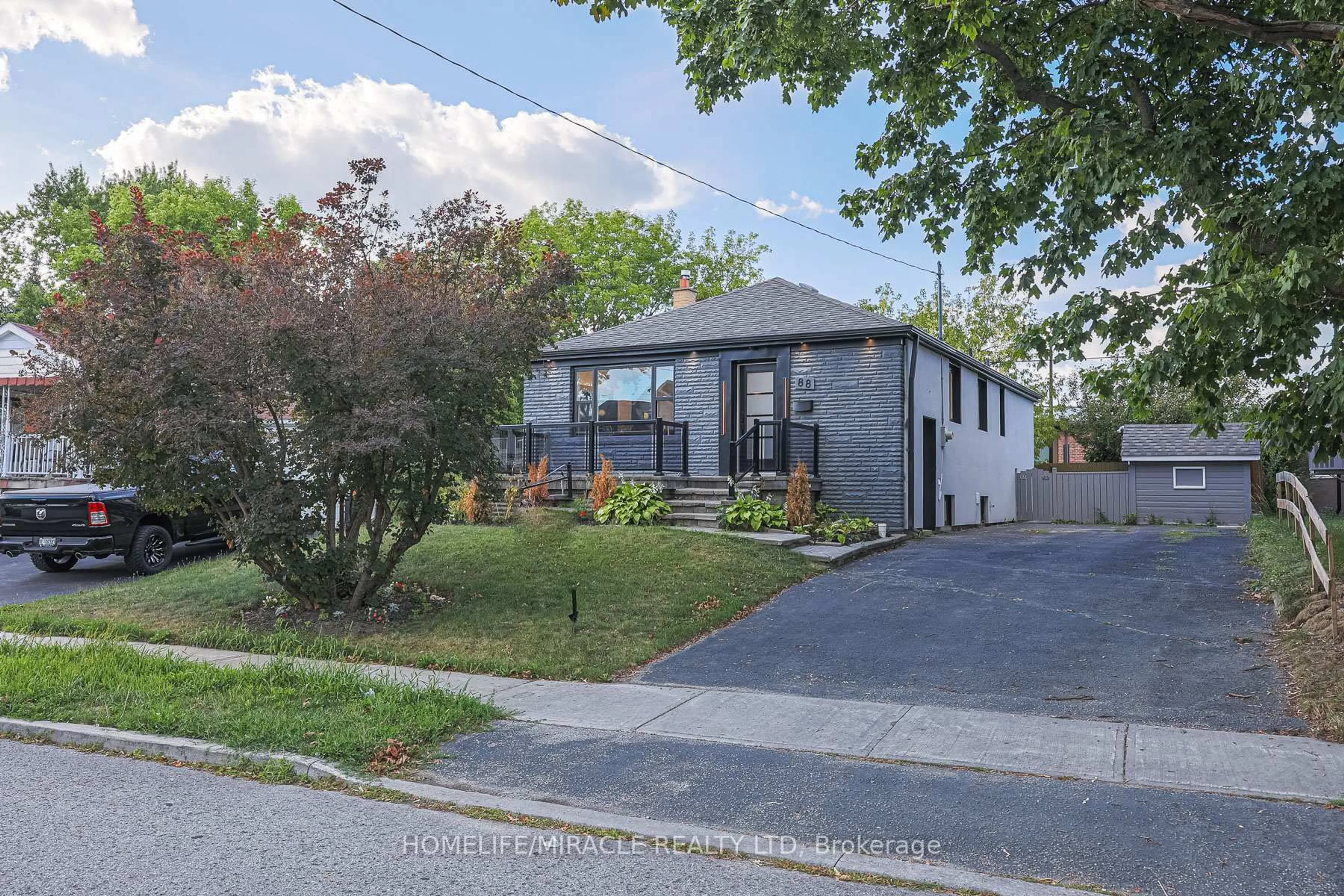 A pic from outside/outdoor area/front of a property/back of a property/a pic from drone, street for 88 Inniswood Dr, Toronto Ontario M1R 1E7