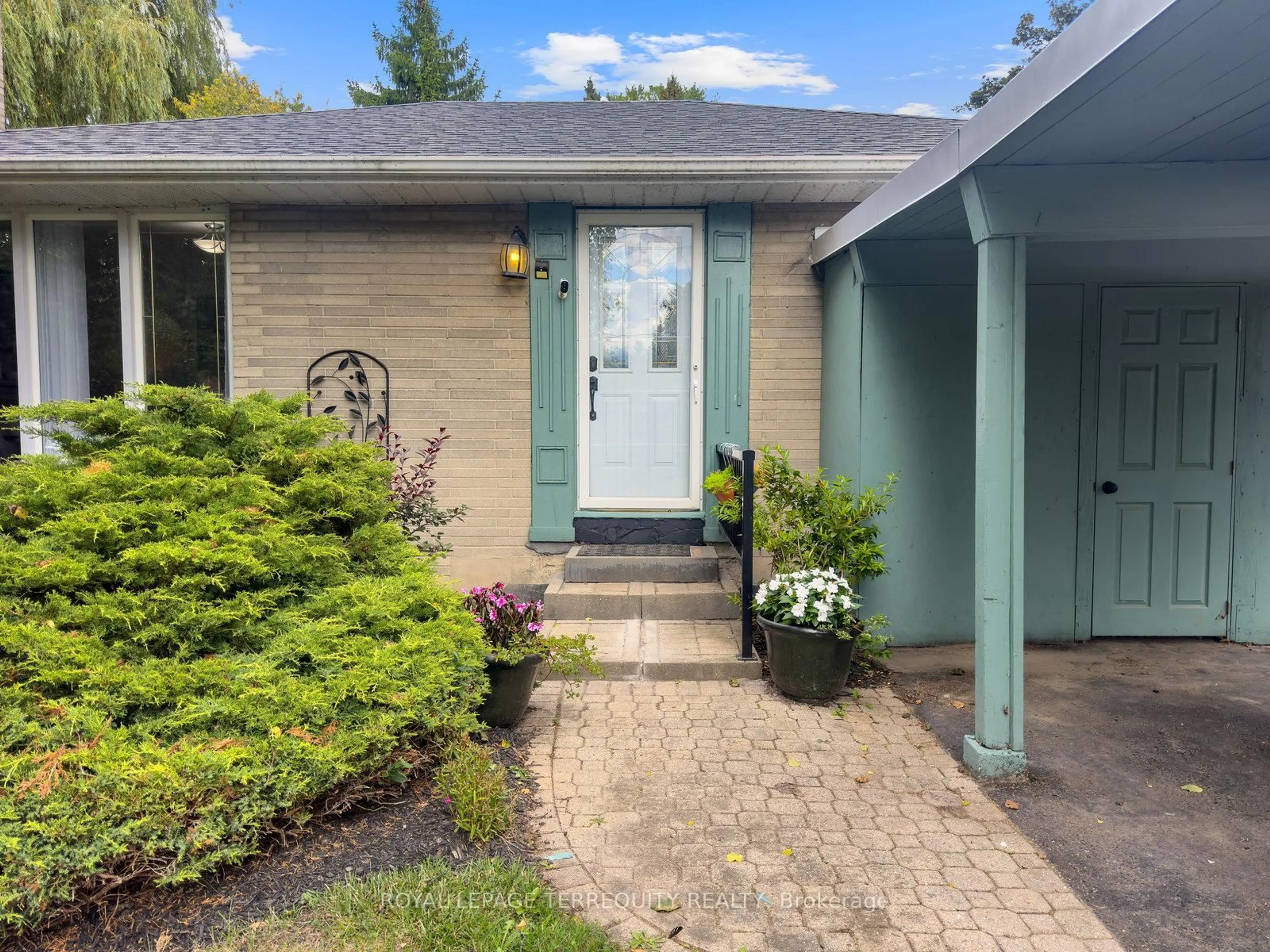 Indoor entryway for 329 Cochrane St, Whitby Ontario L1N 5J4