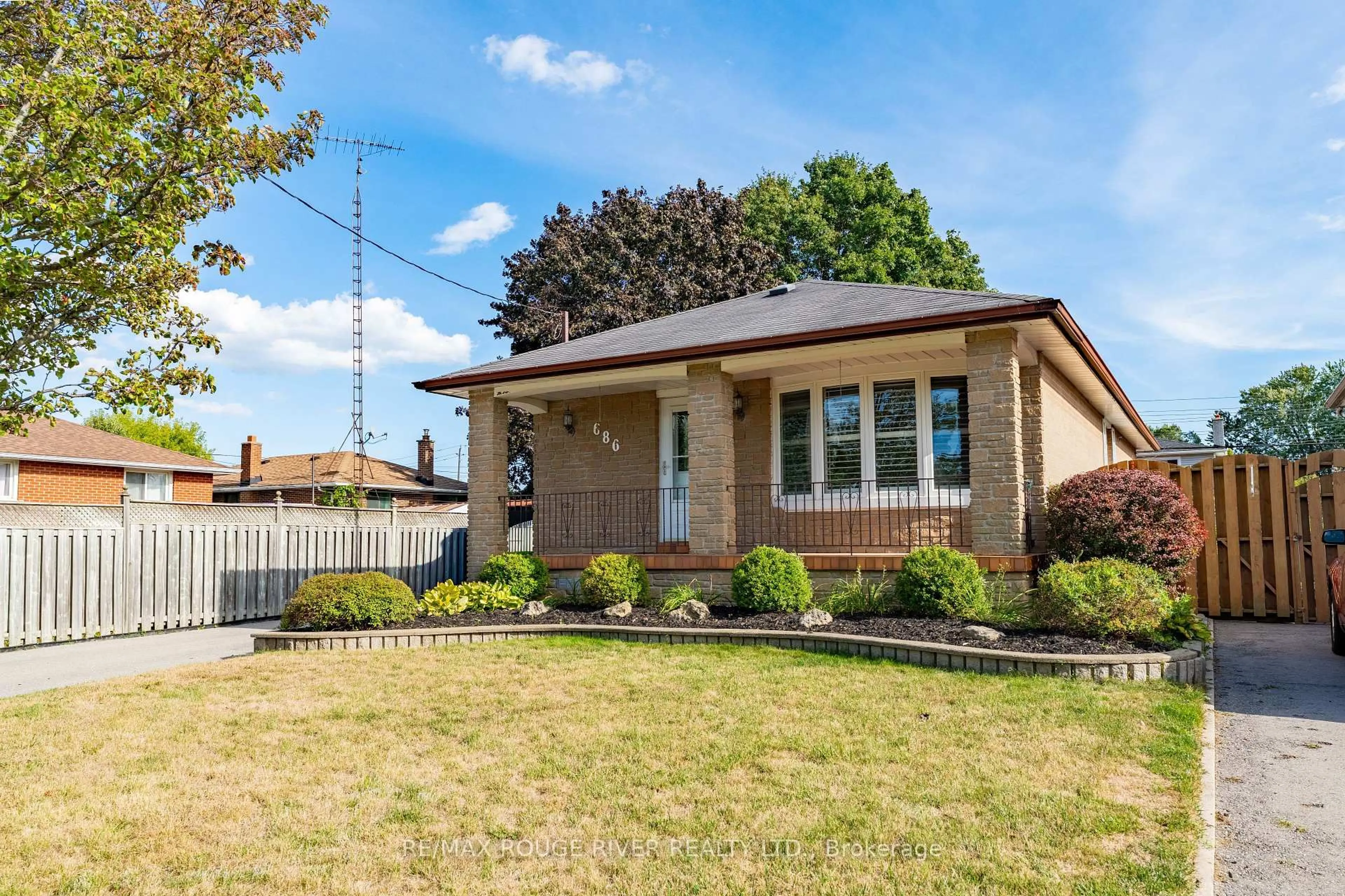 Home with brick exterior material, street for 686 Perry Cres, Oshawa Ontario L1J 2E3