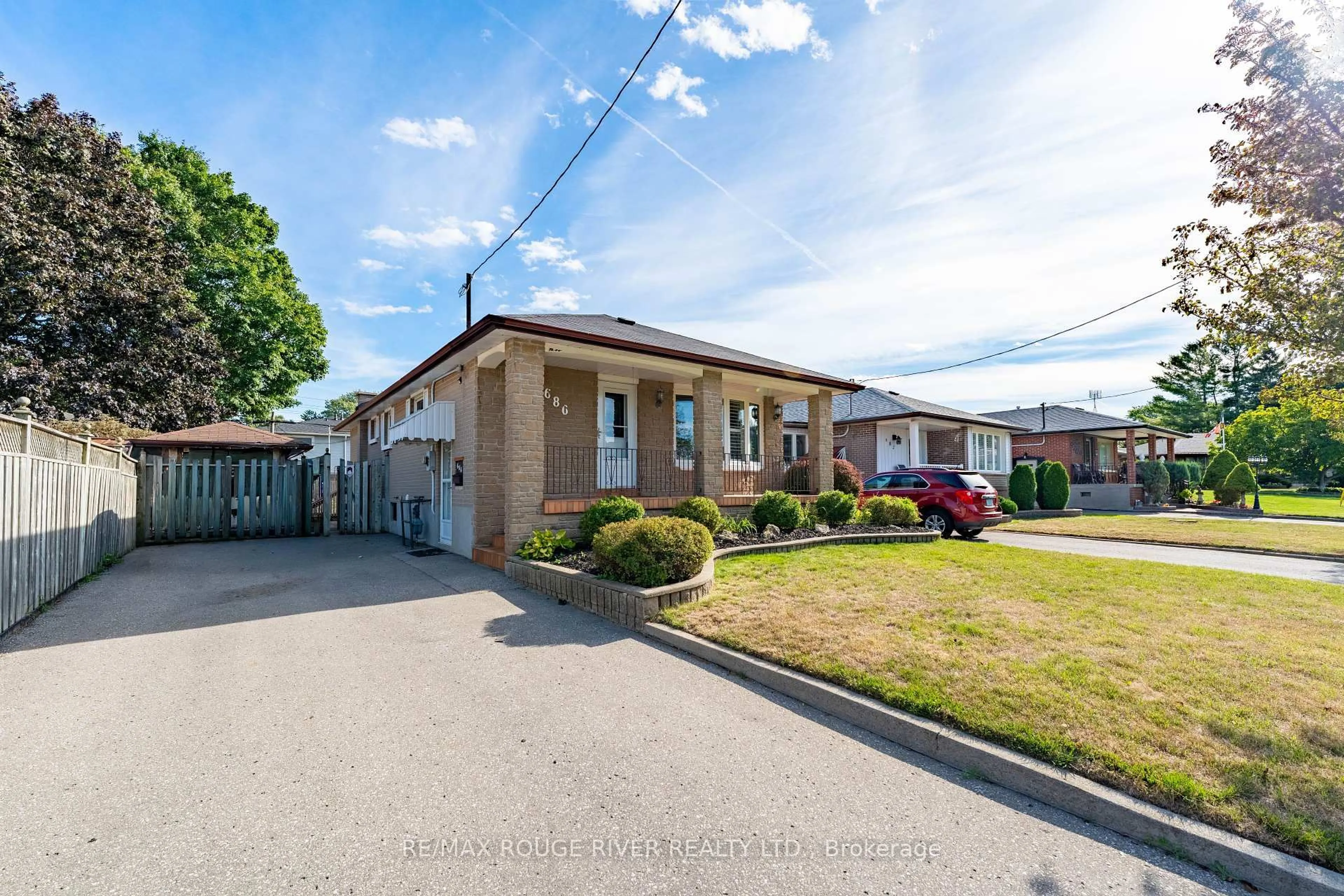 A pic from outside/outdoor area/front of a property/back of a property/a pic from drone, street for 686 Perry Cres, Oshawa Ontario L1J 2E3