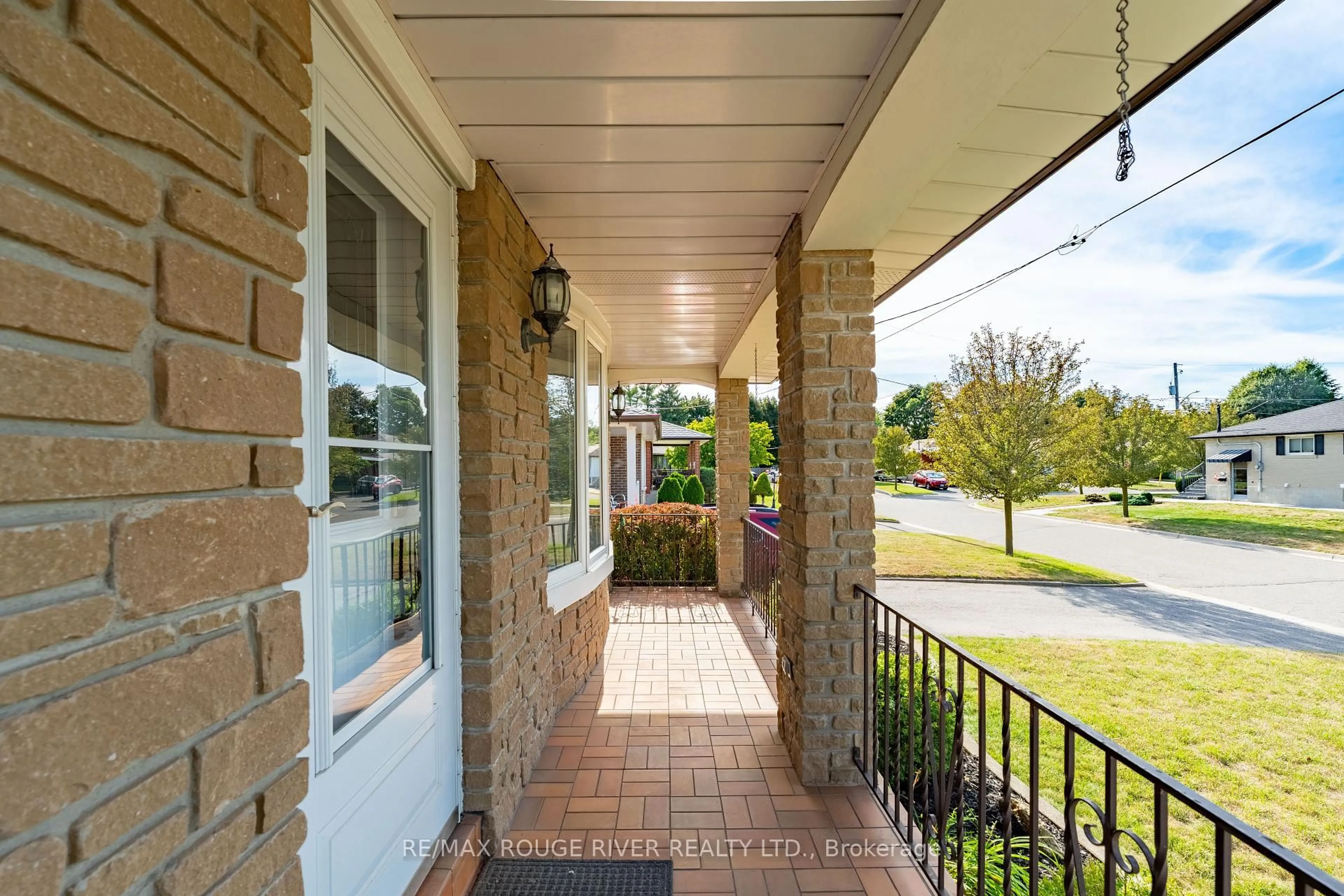 Home with brick exterior material, street for 686 Perry Cres, Oshawa Ontario L1J 2E3