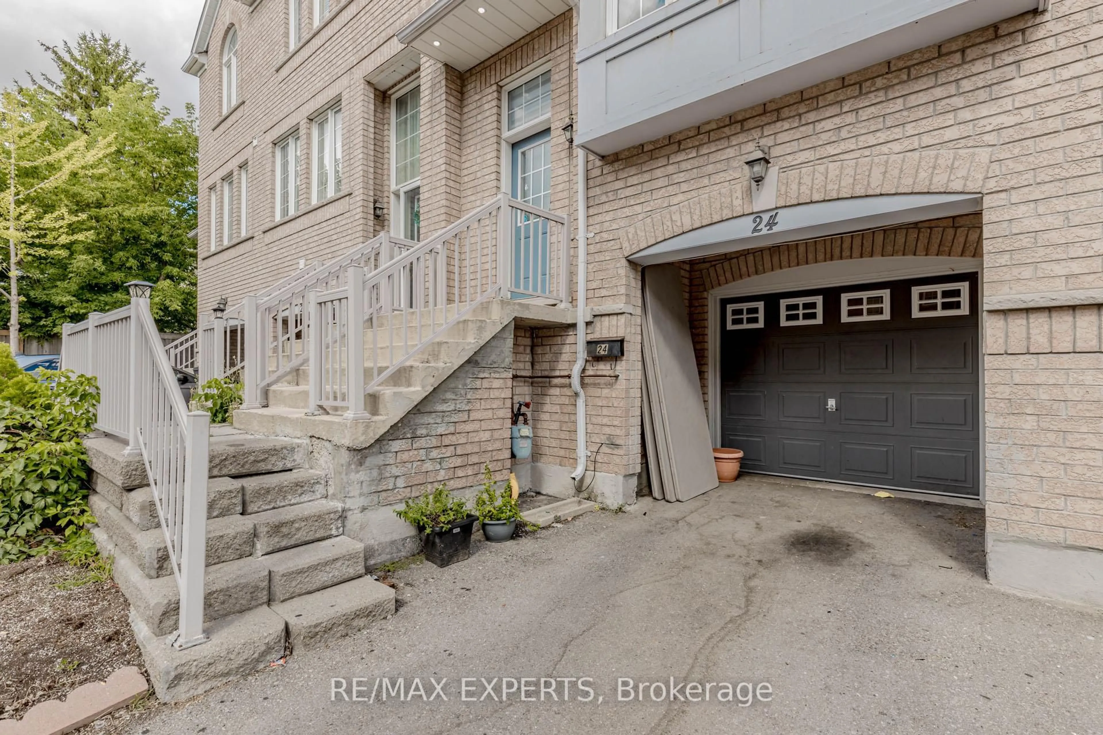Indoor entryway for 24 Ignatius Lane, Toronto Ontario M1E 0A3