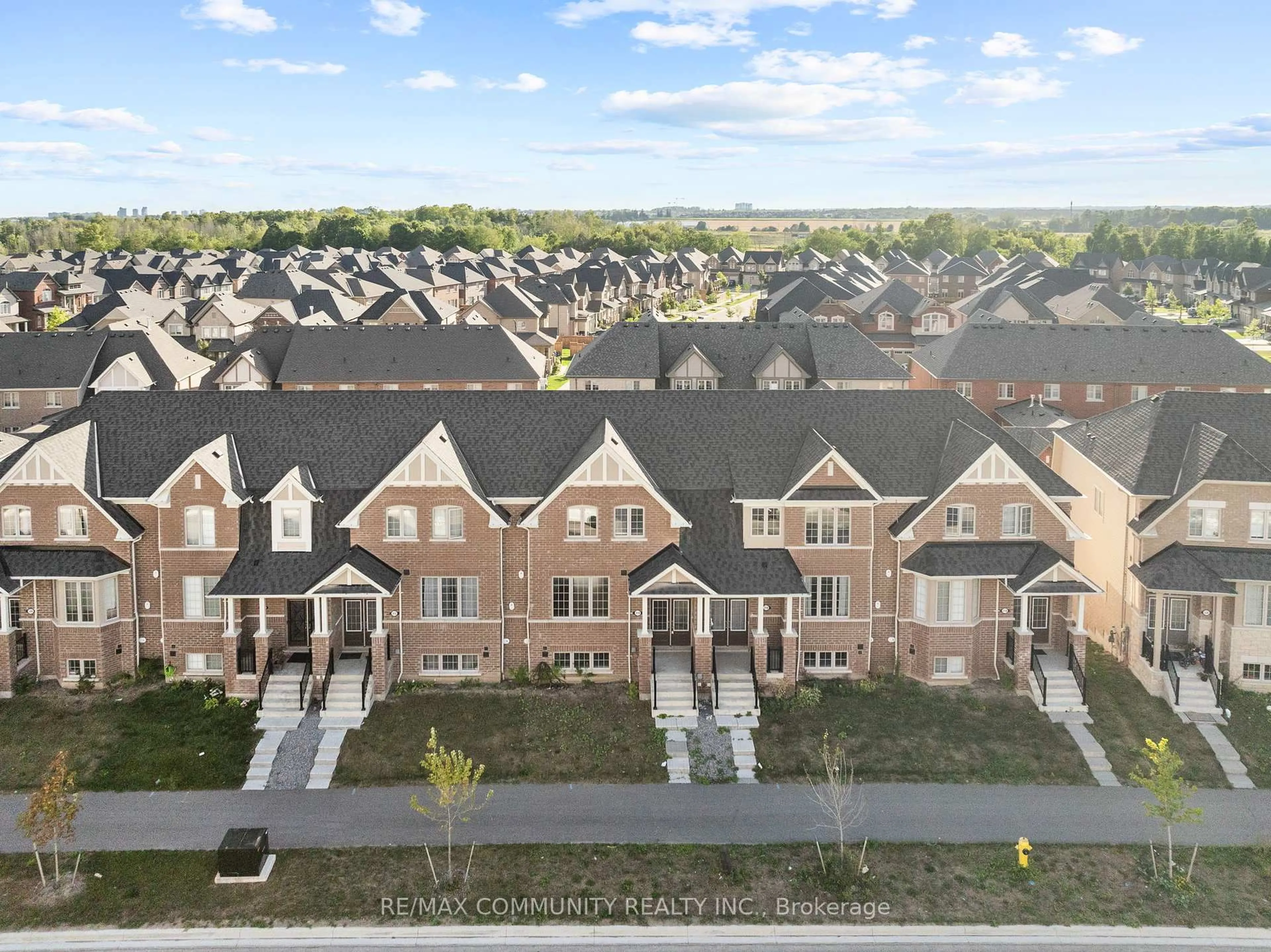 A pic from outside/outdoor area/front of a property/back of a property/a pic from drone, street for 314 Coronation Rd, Whitby Ontario L1P 0K8