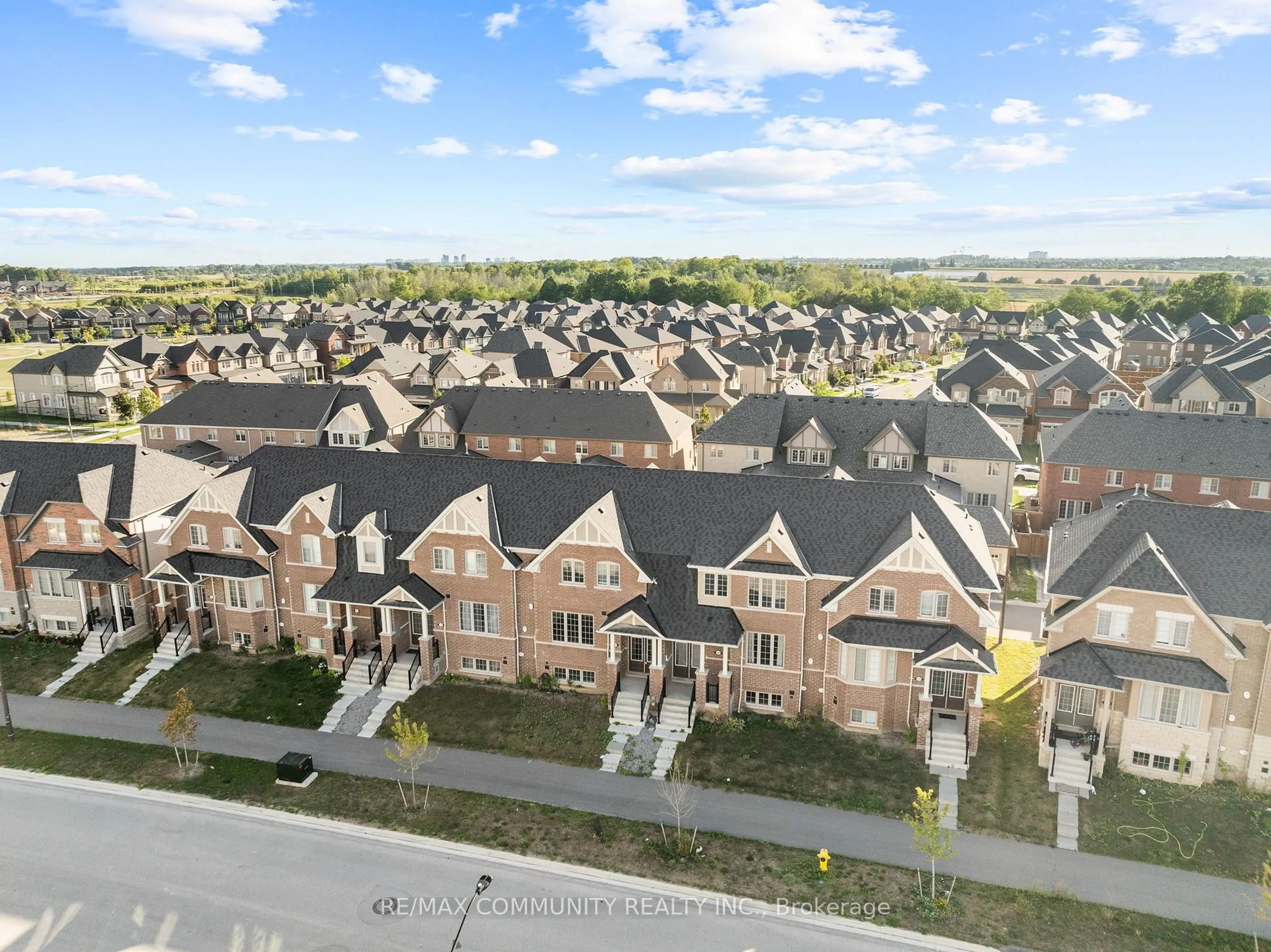 A pic from outside/outdoor area/front of a property/back of a property/a pic from drone, street for 314 Coronation Rd, Whitby Ontario L1P 0K8