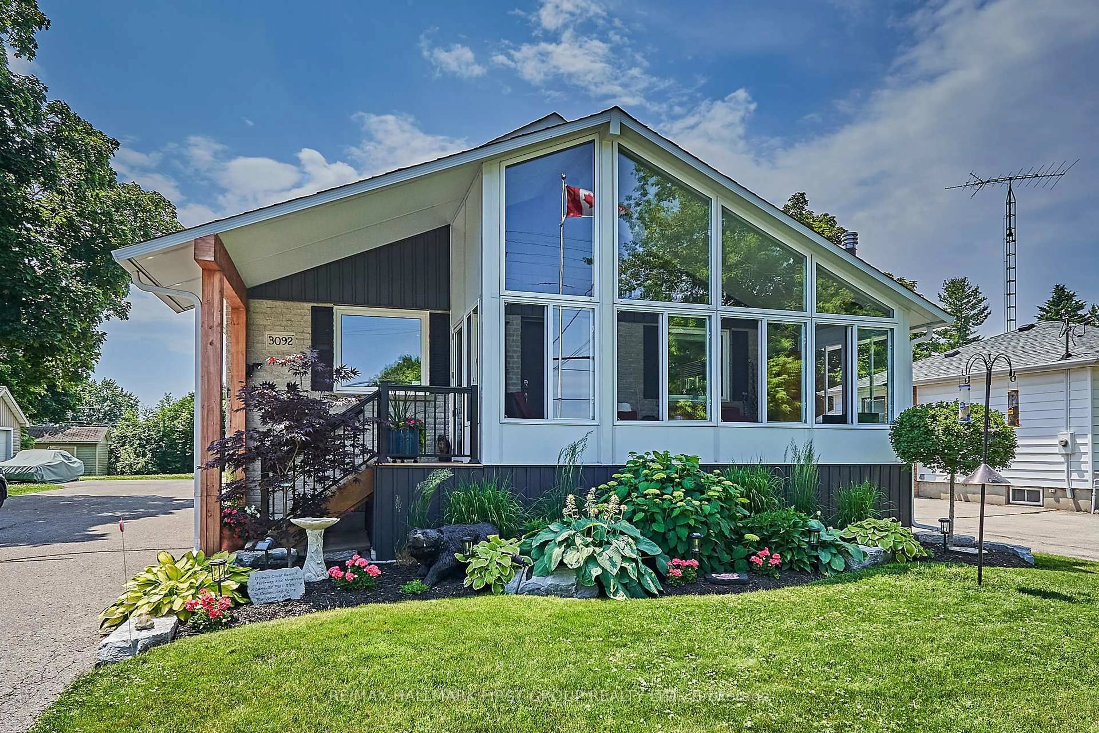 Home with vinyl exterior material, mountain view for 3092 Courtice Rd, Clarington Ontario L1E 2H8
