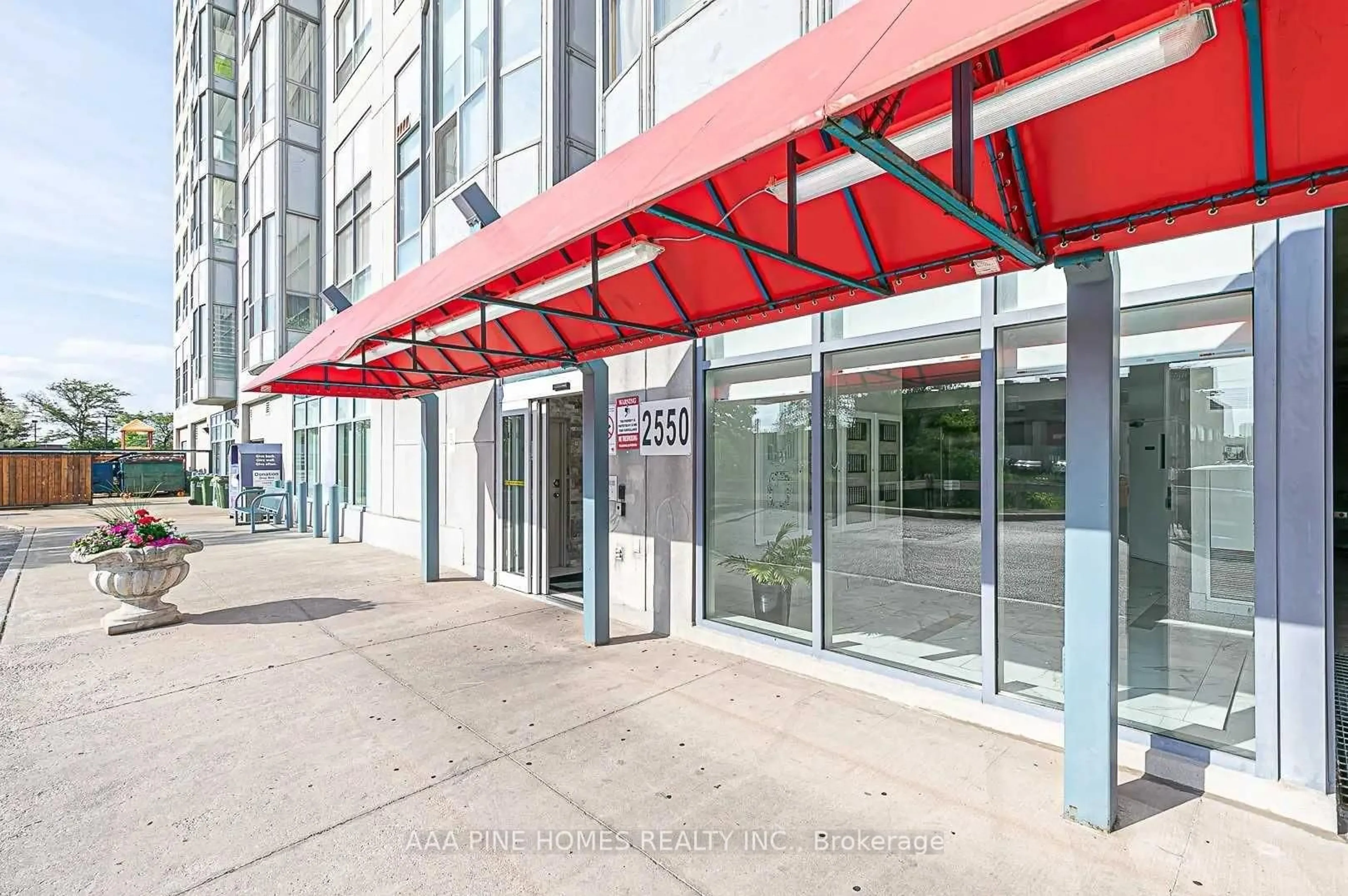 Indoor foyer for 2550 Lawrence Ave ##1111, Toronto Ontario M1P 4Z3