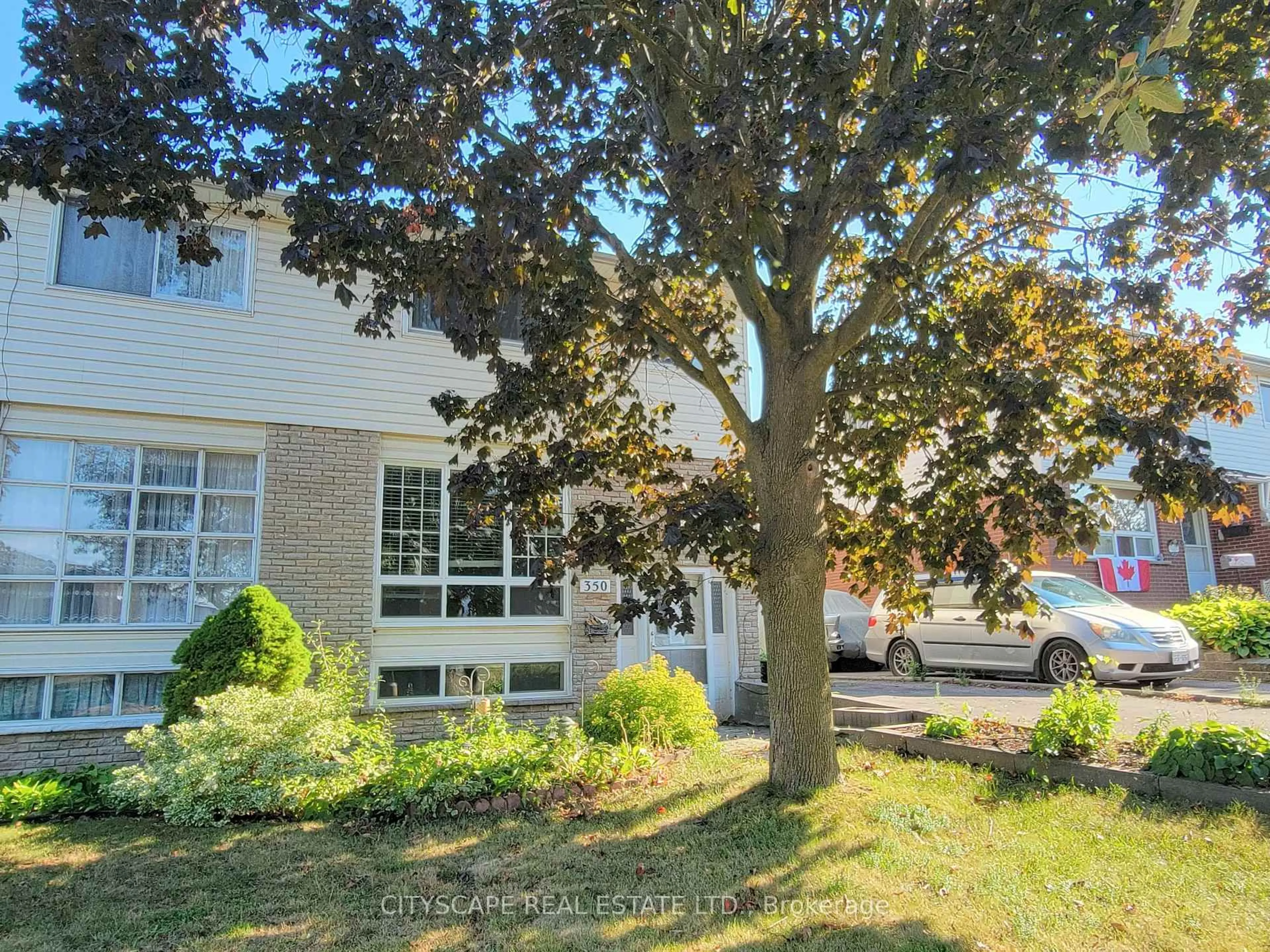 A pic from outside/outdoor area/front of a property/back of a property/a pic from drone, street for 350 Vancouver Cres, Oshawa Ontario L1J 5X9