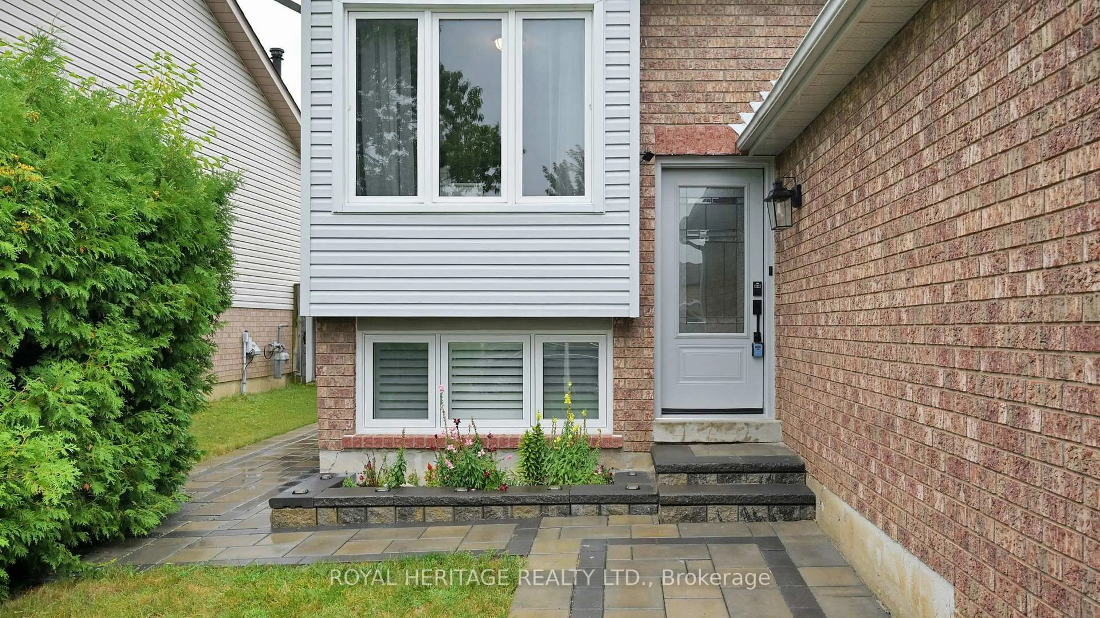 Home with brick exterior material, street for 32 Fenwick Ave, Clarington Ontario L1C 4R6