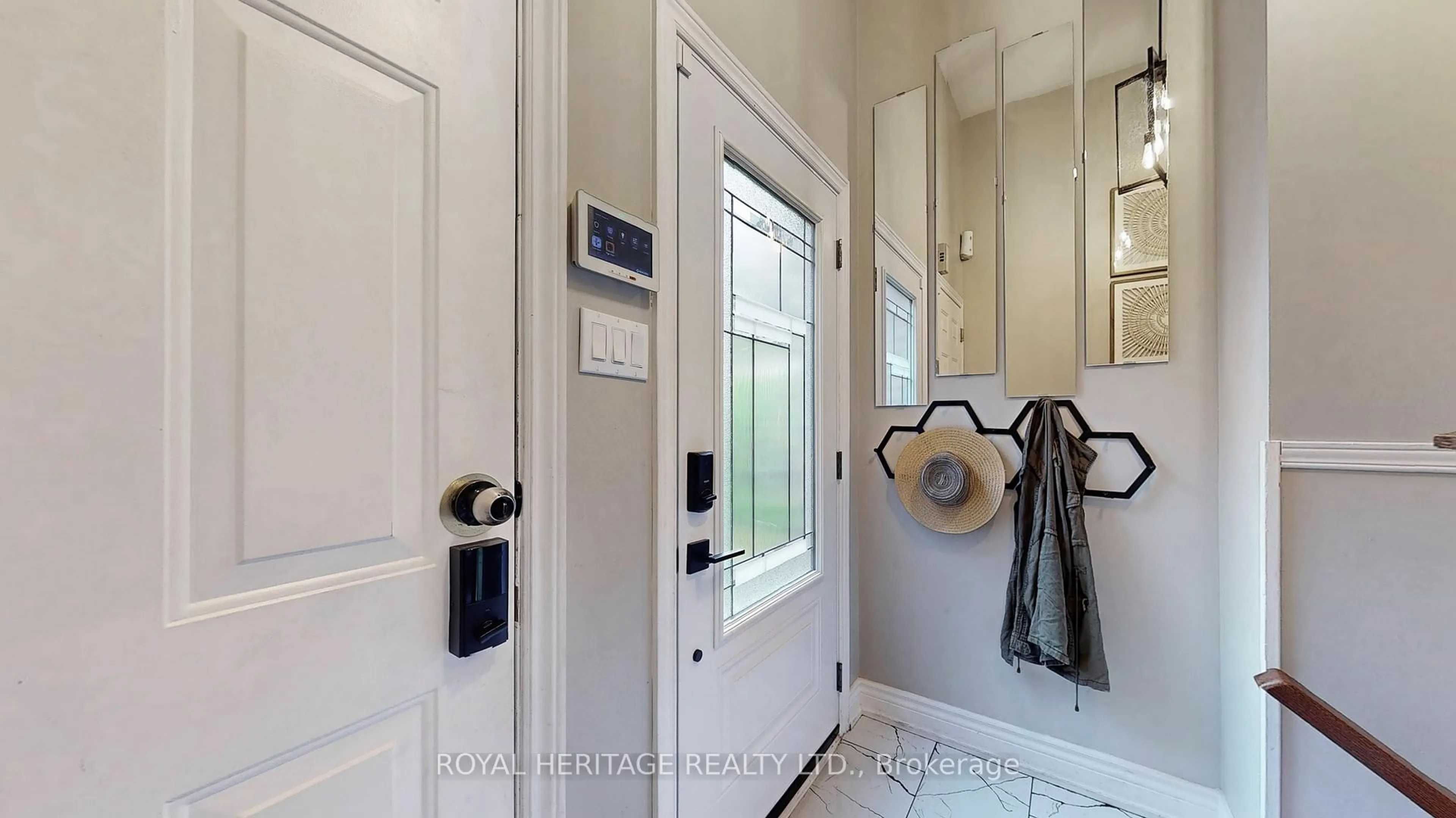 Indoor entryway for 32 Fenwick Ave, Clarington Ontario L1C 4R6