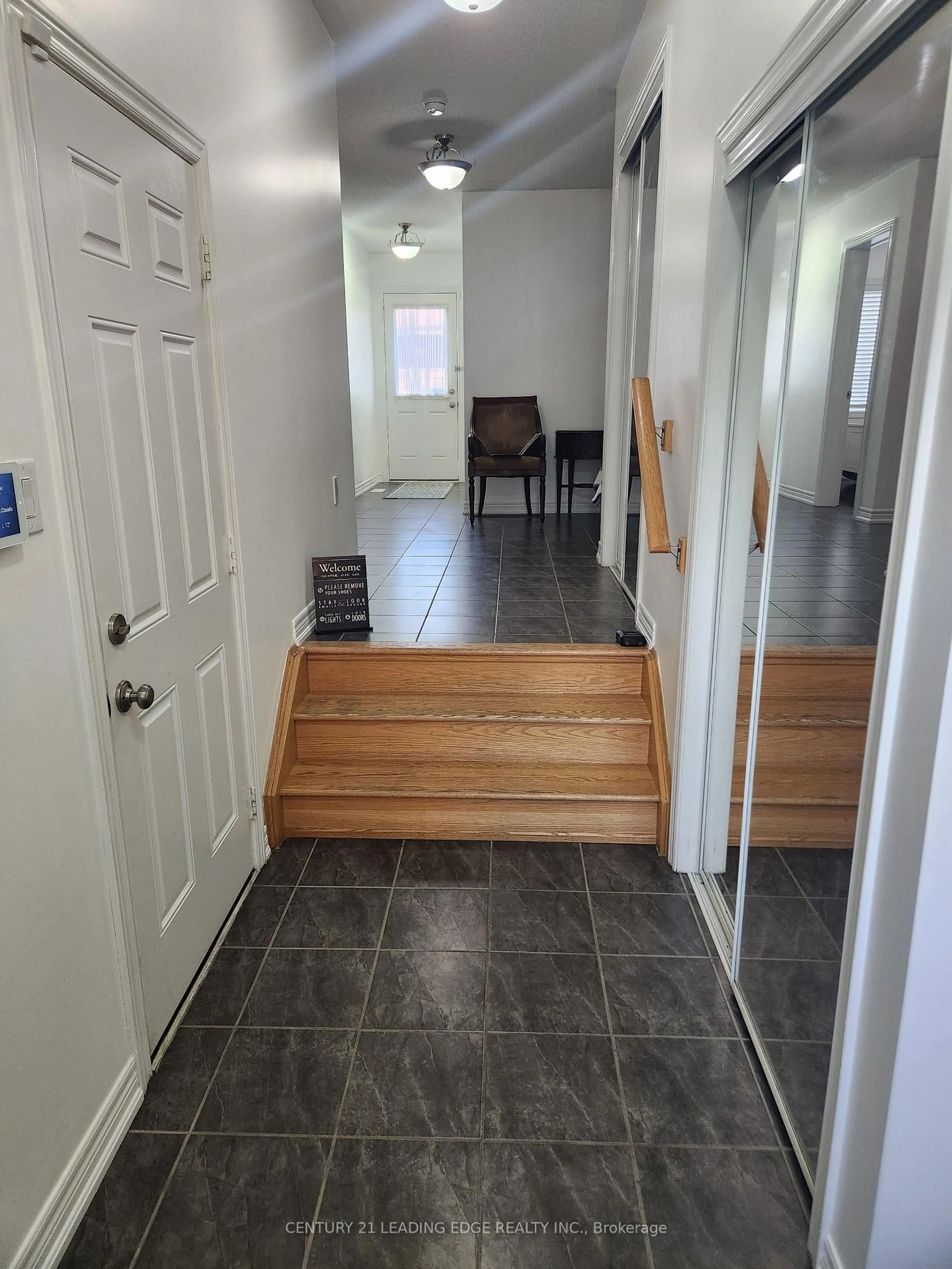 Indoor entryway for 12 Pringdale Gardens Circ, Toronto Ontario M1J 0B1
