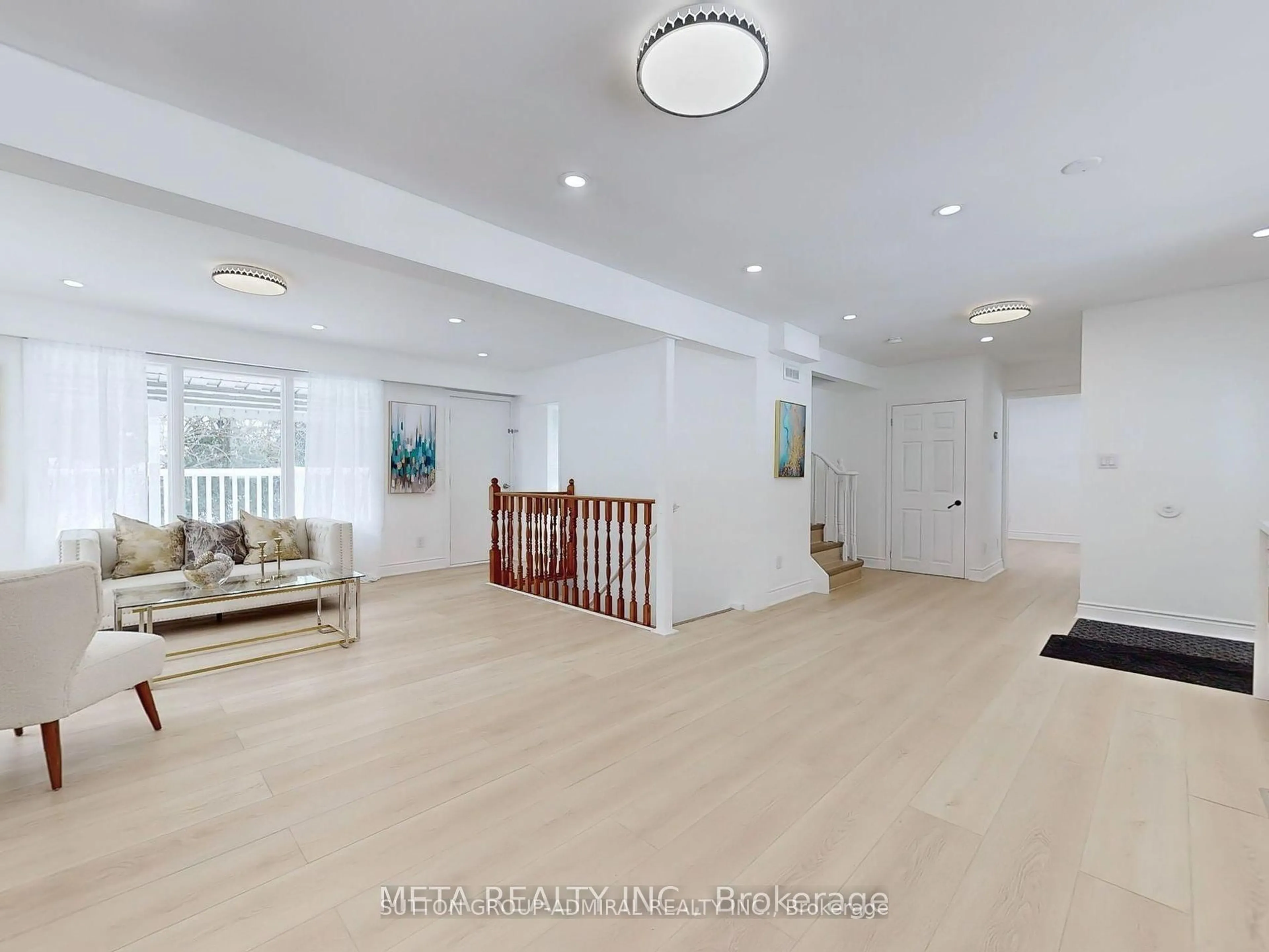 Indoor foyer for 696 JASMINE Cres, Oshawa Ontario L1G 3C3