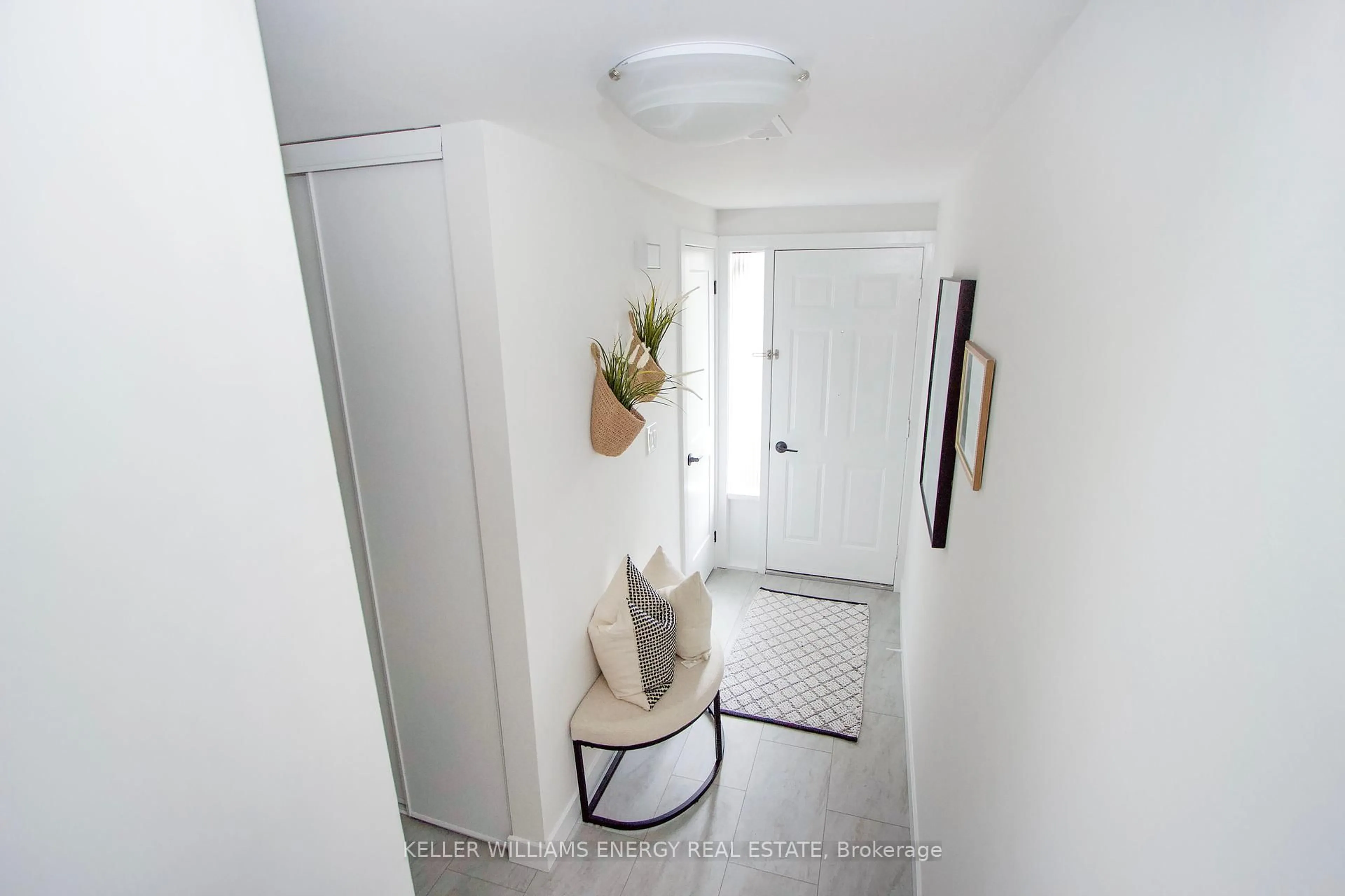 Indoor entryway for 1133 Ritson Rd #60, Oshawa Ontario L1G 7T3