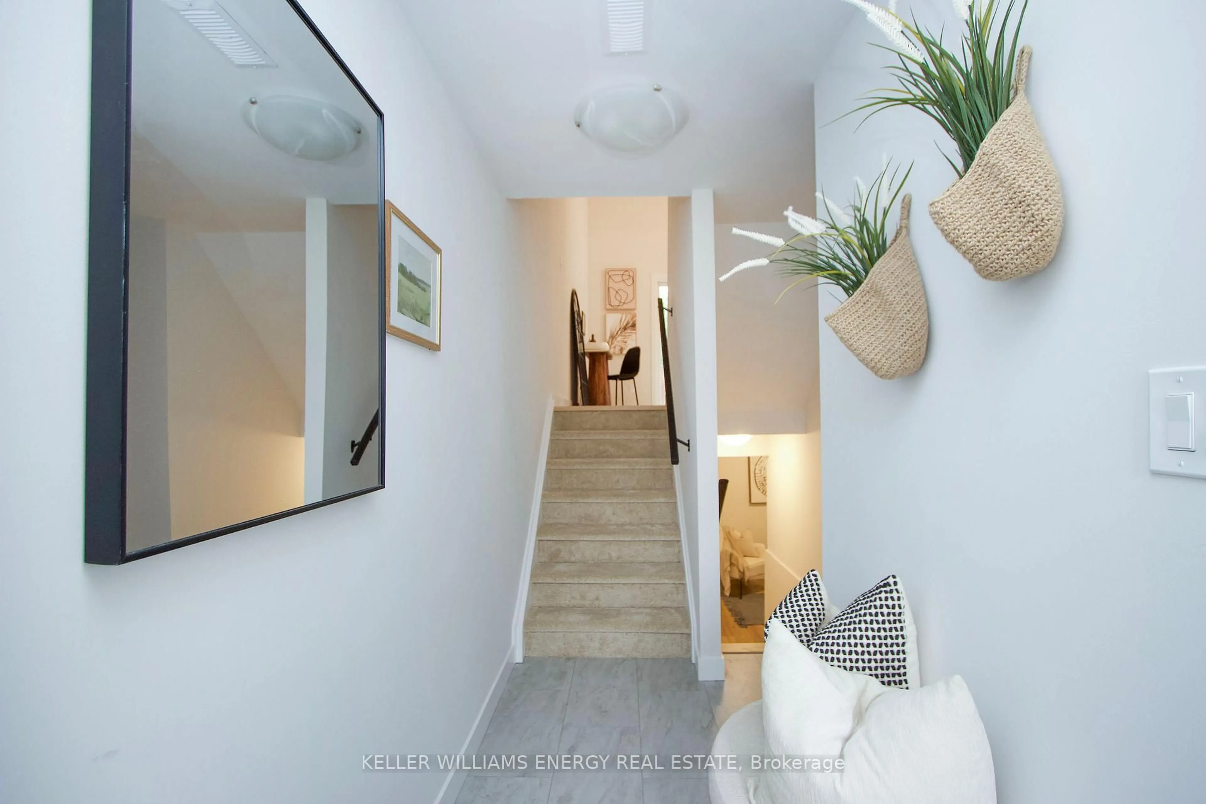 Indoor entryway for 1133 Ritson Rd #60, Oshawa Ontario L1G 7T3
