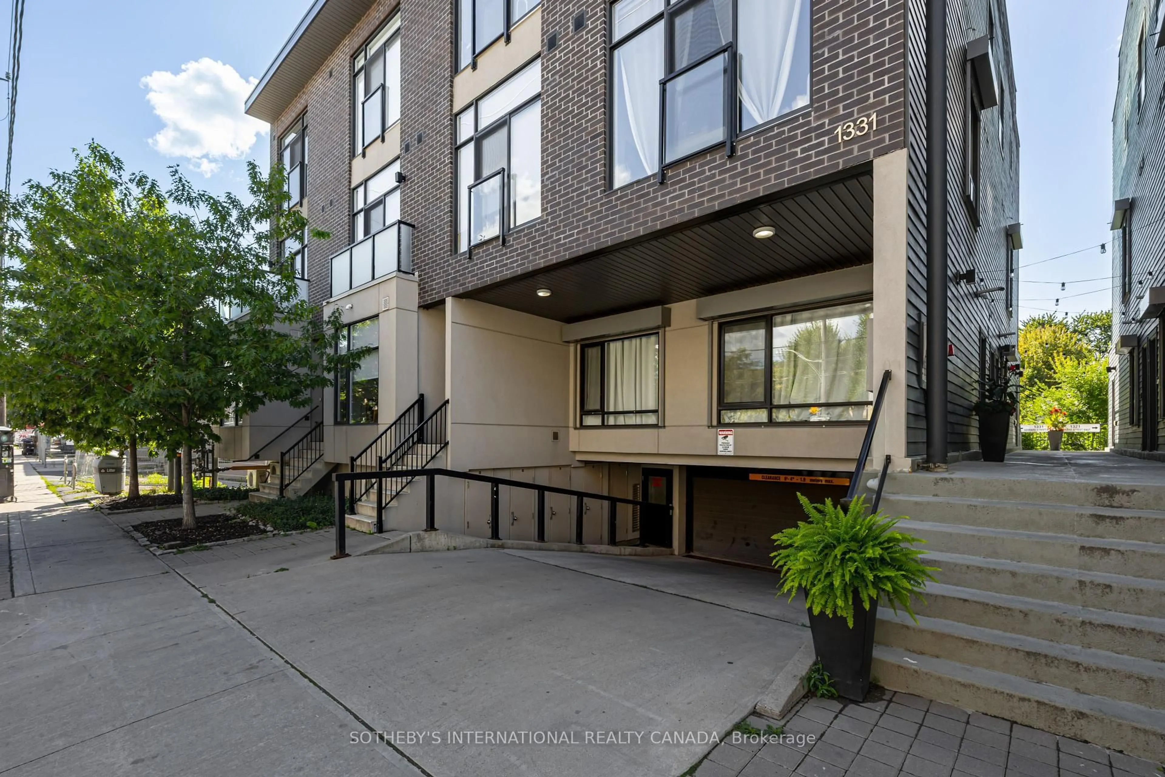 Unknown for 1331 Gerrard St #4, Toronto Ontario M4L 1Y8