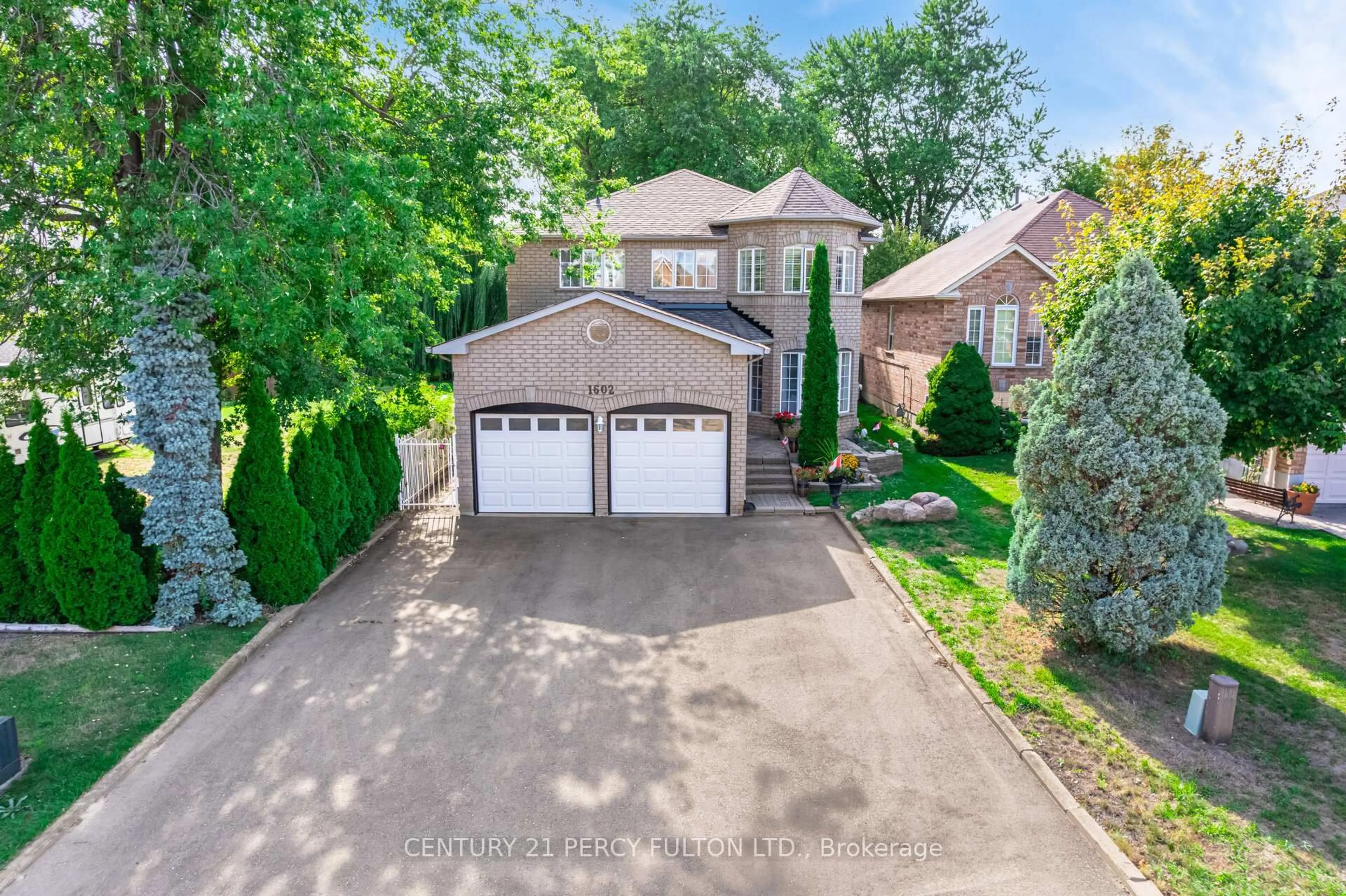 A pic from outside/outdoor area/front of a property/back of a property/a pic from drone, street for 1602 Oakburn St, Pickering Ontario L1V 6M9