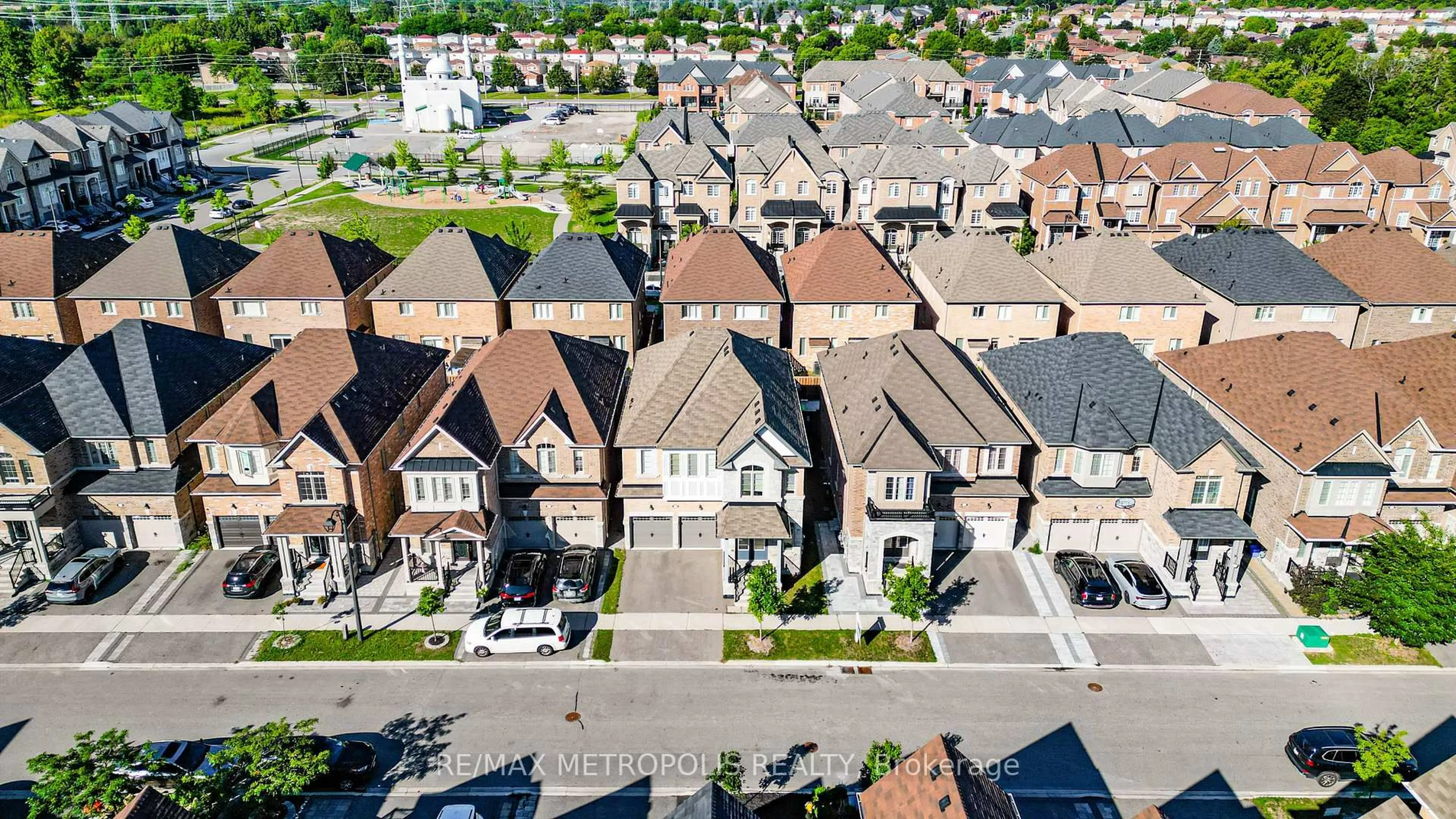 A pic from outside/outdoor area/front of a property/back of a property/a pic from drone, street for 2136 Saffron Dr, Pickering Ontario L1X 0E2