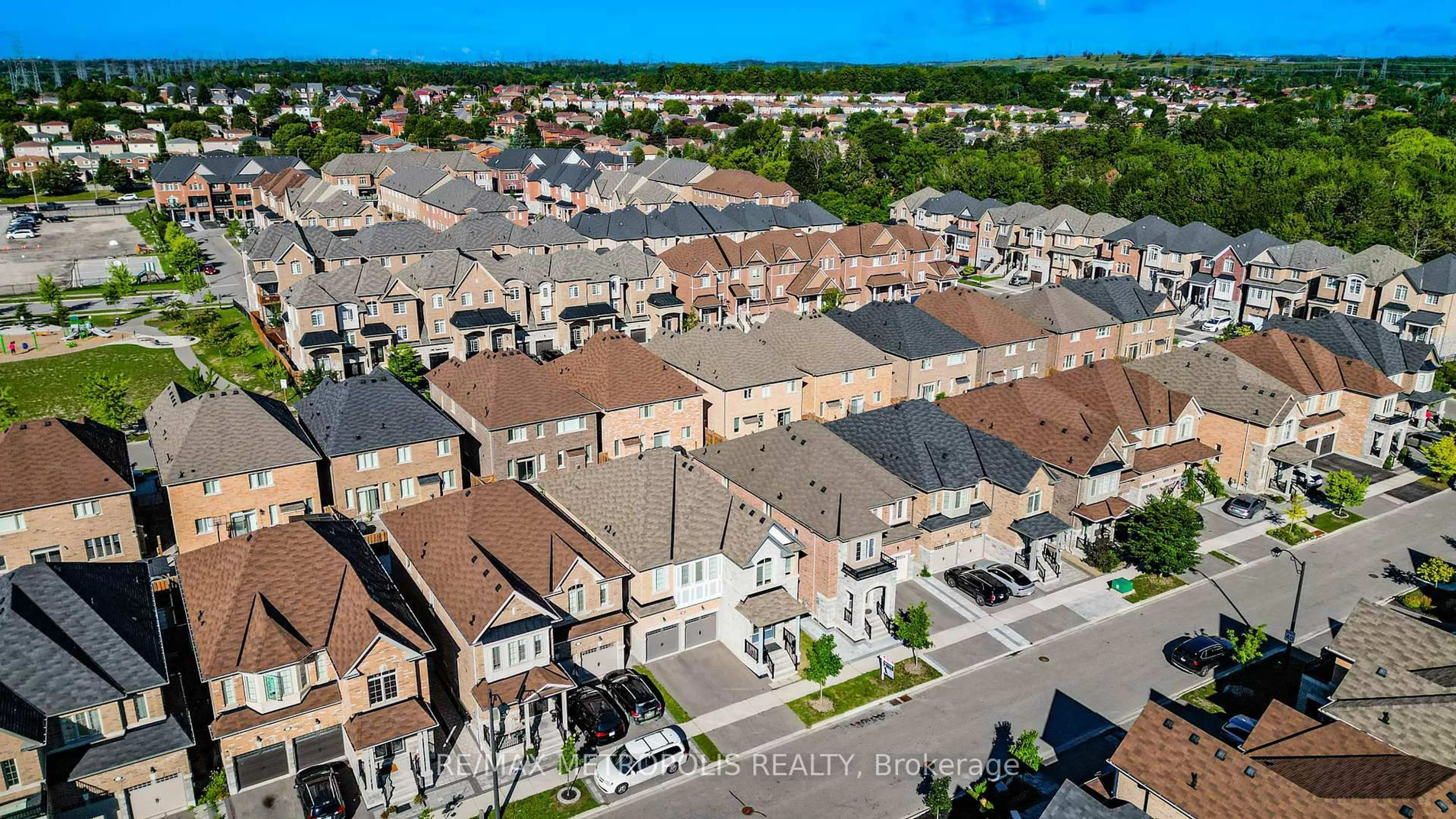 A pic from outside/outdoor area/front of a property/back of a property/a pic from drone, street for 2136 Saffron Dr, Pickering Ontario L1X 0E2