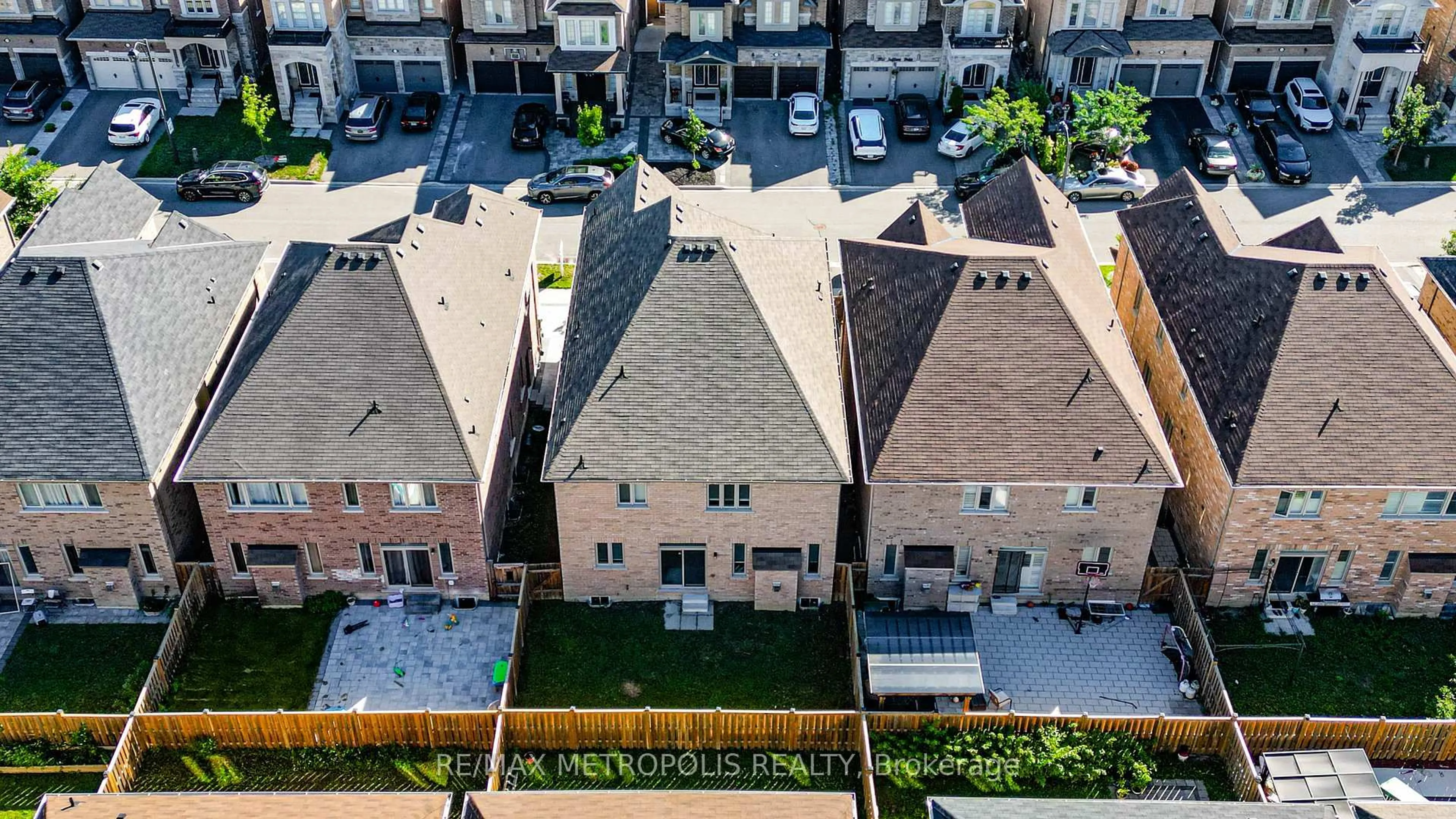A pic from outside/outdoor area/front of a property/back of a property/a pic from drone, city buildings view from balcony for 2136 Saffron Dr, Pickering Ontario L1X 0E2