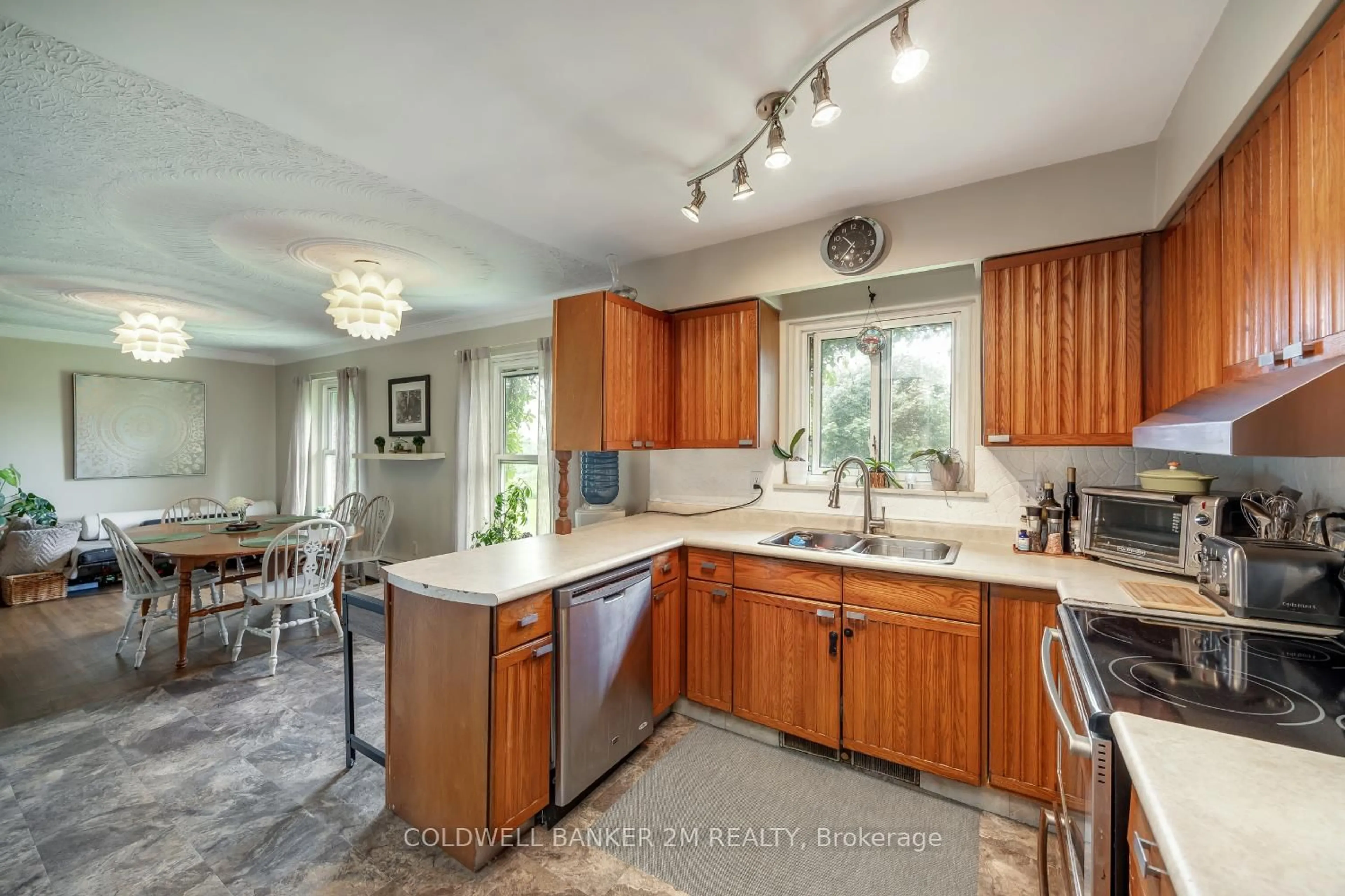 Open concept kitchen, ceramic/tile floor for 12855 Old Simcoe Rd, Scugog Ontario L9L 1B3