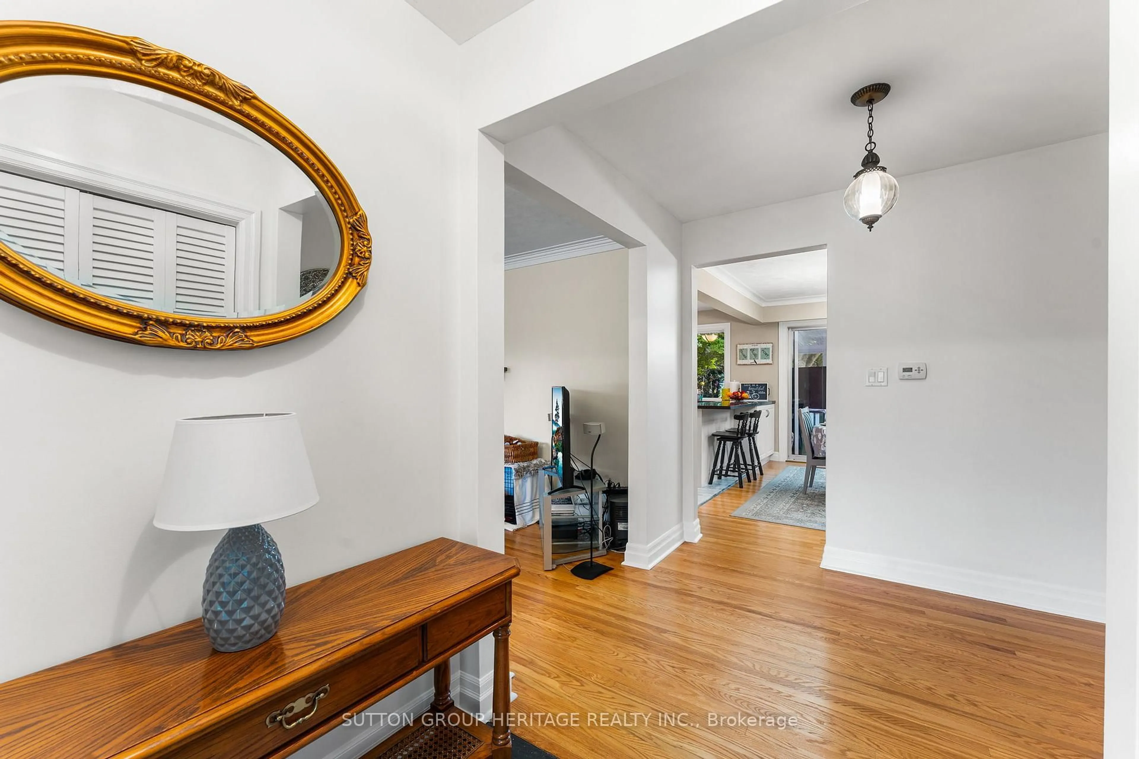 Indoor entryway for 1562 King St, Scugog Ontario L9L 1B5