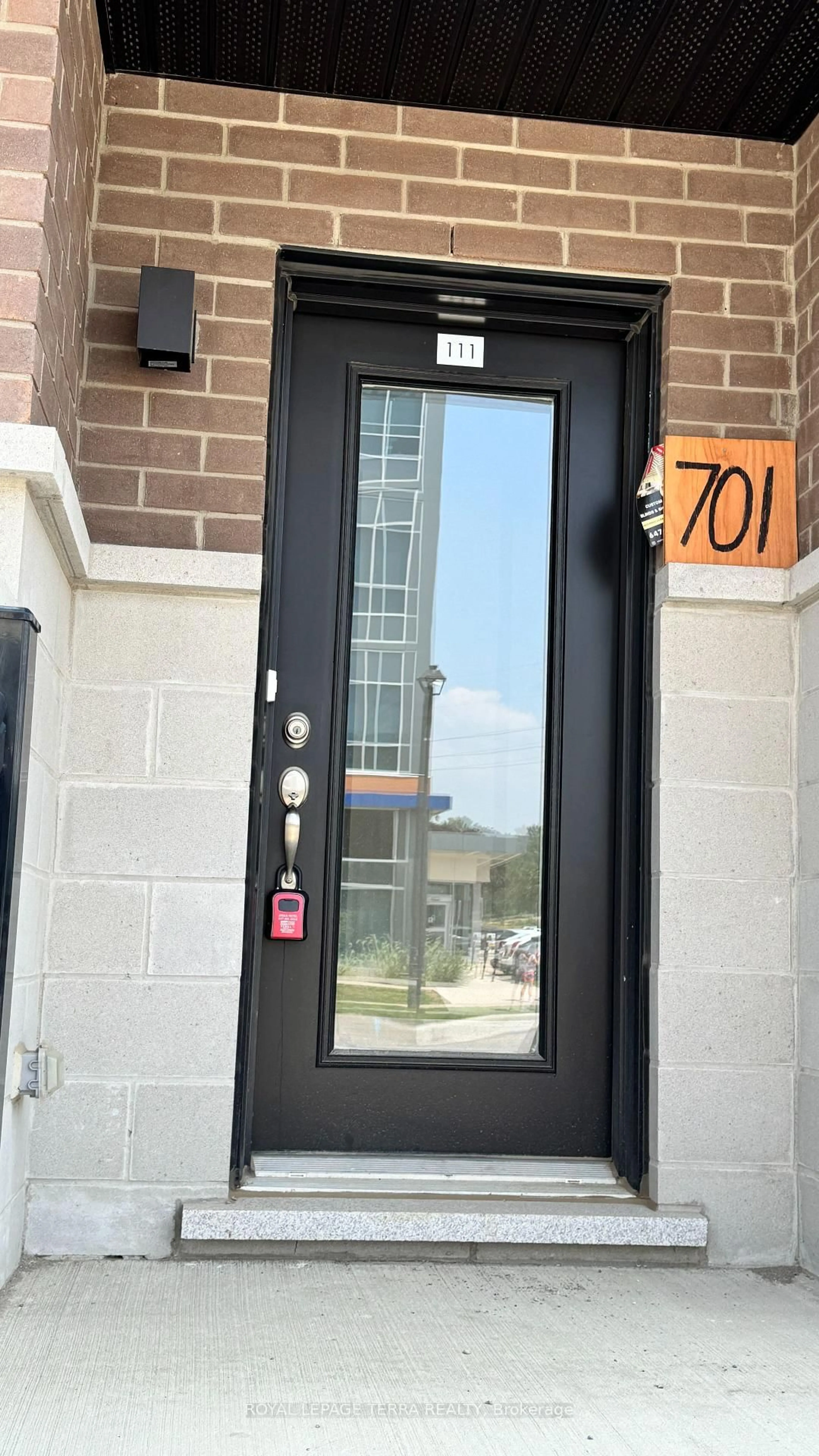 Indoor entryway for 1695 Dersan St #111, Pickering Ontario L1X 0S9