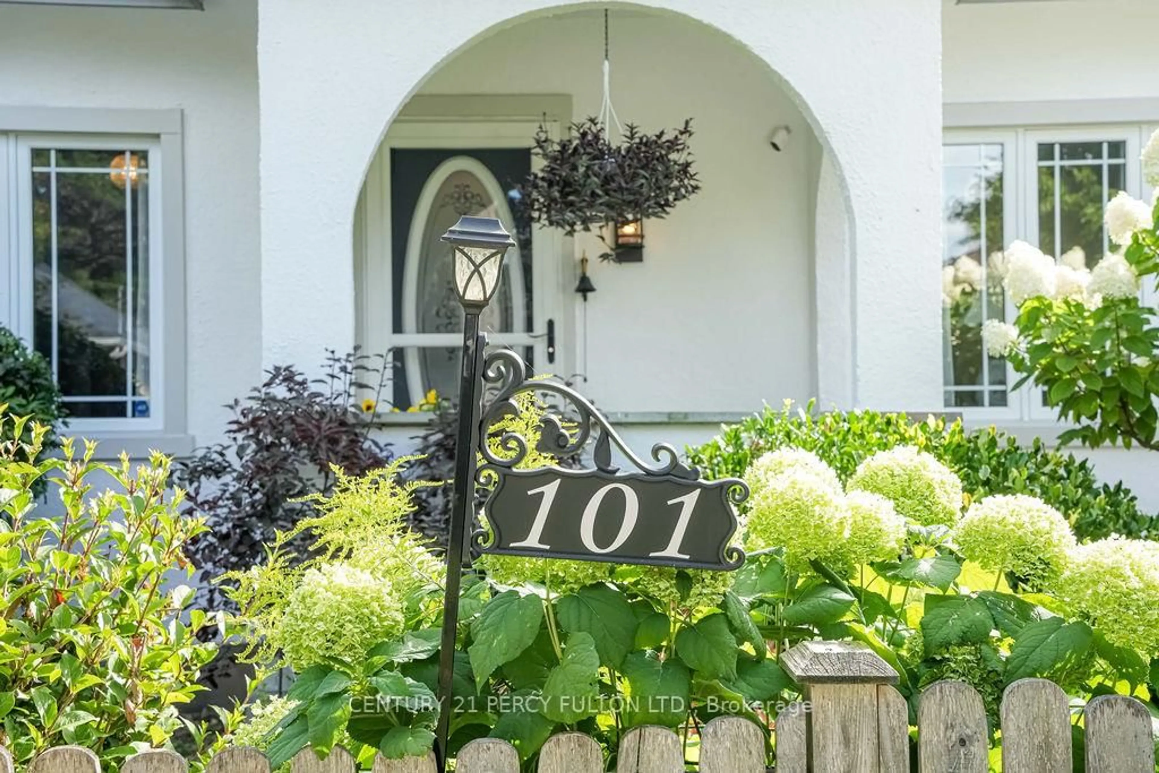 Indoor entryway for 101 Roxborough Ave, Oshawa Ontario L1G 5W3