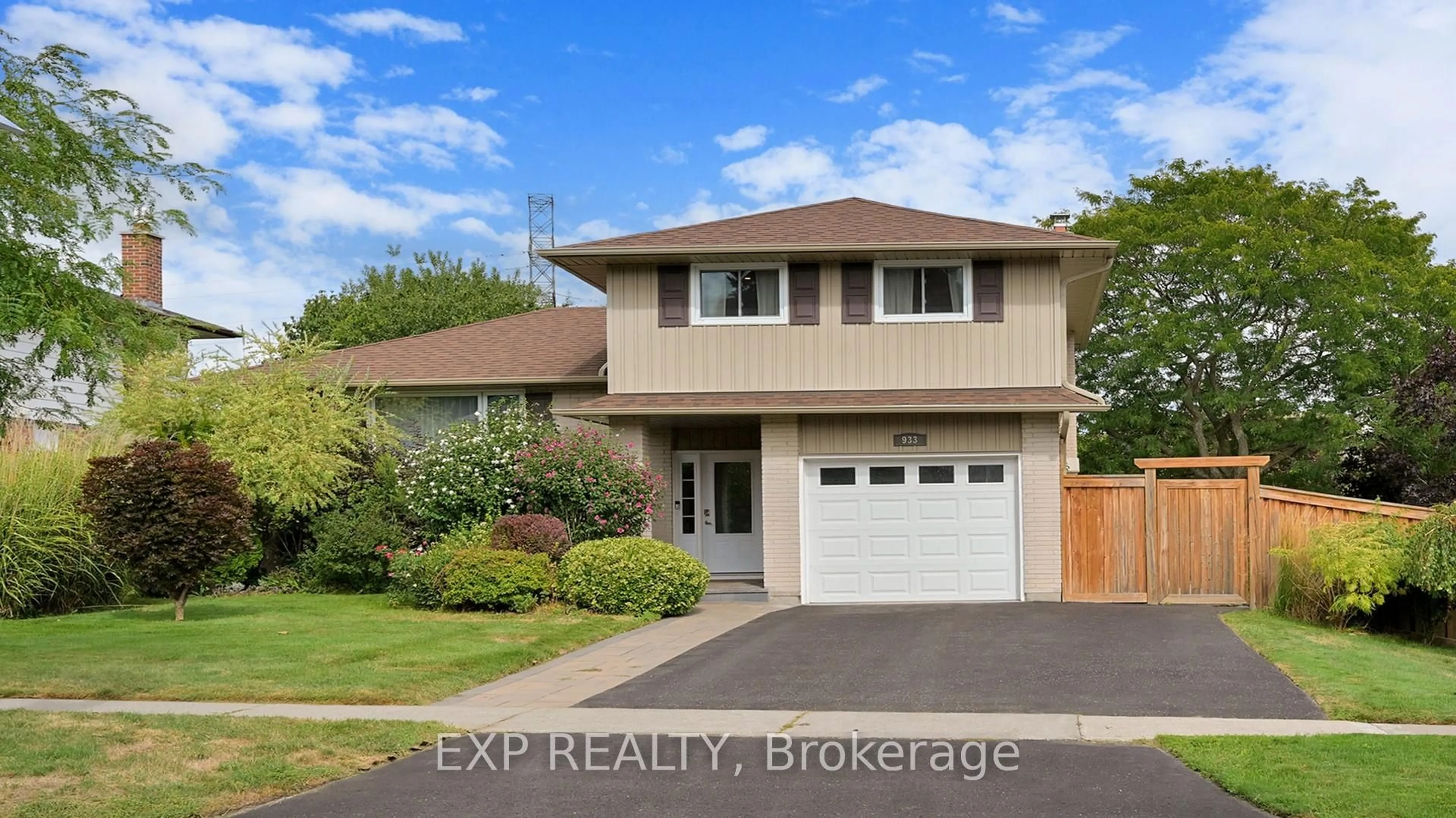 Home with vinyl exterior material, street for 933 Central Park Blvd, Oshawa Ontario L1G 6V9