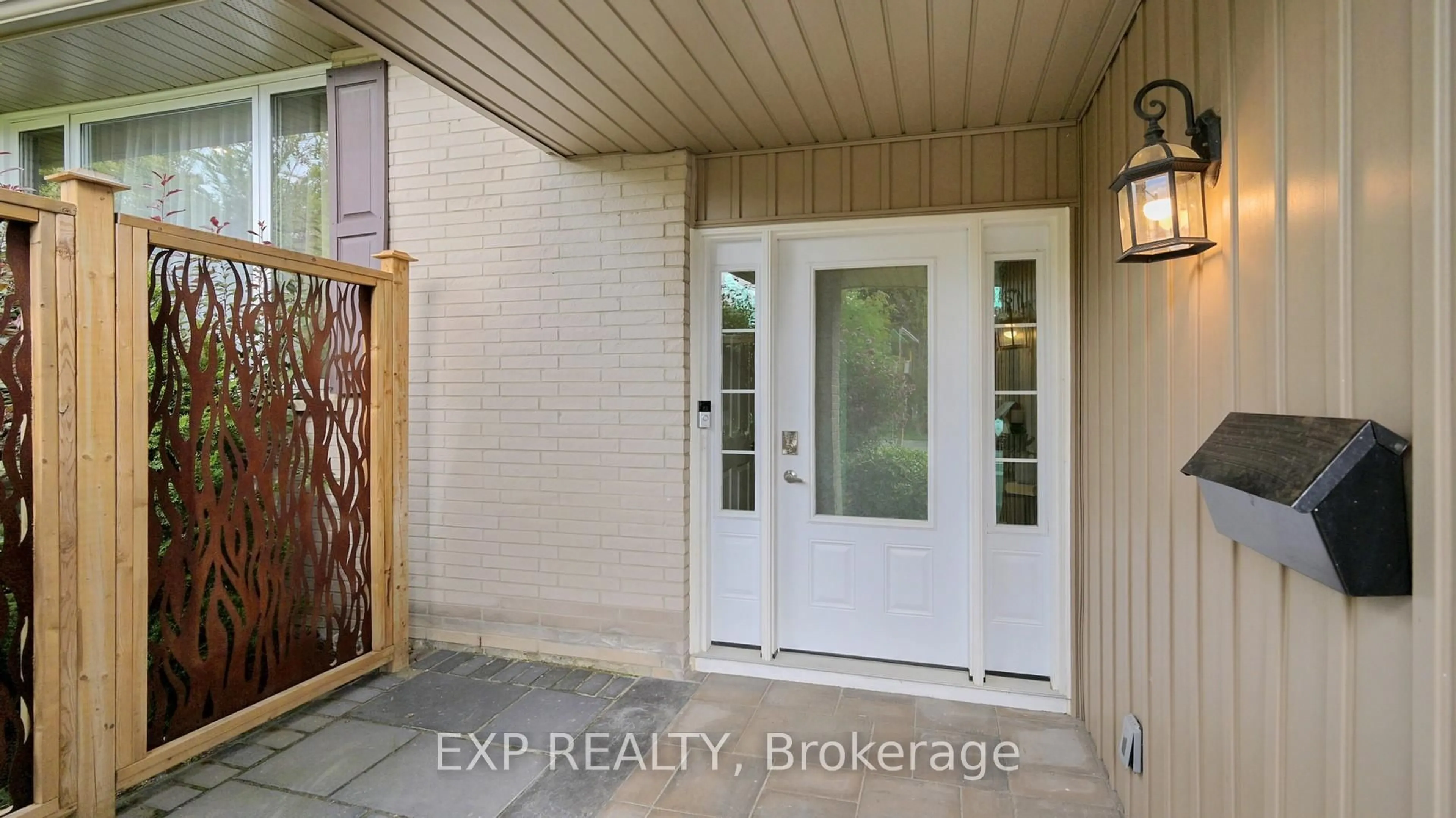 Indoor entryway for 933 Central Park Blvd, Oshawa Ontario L1G 6V9