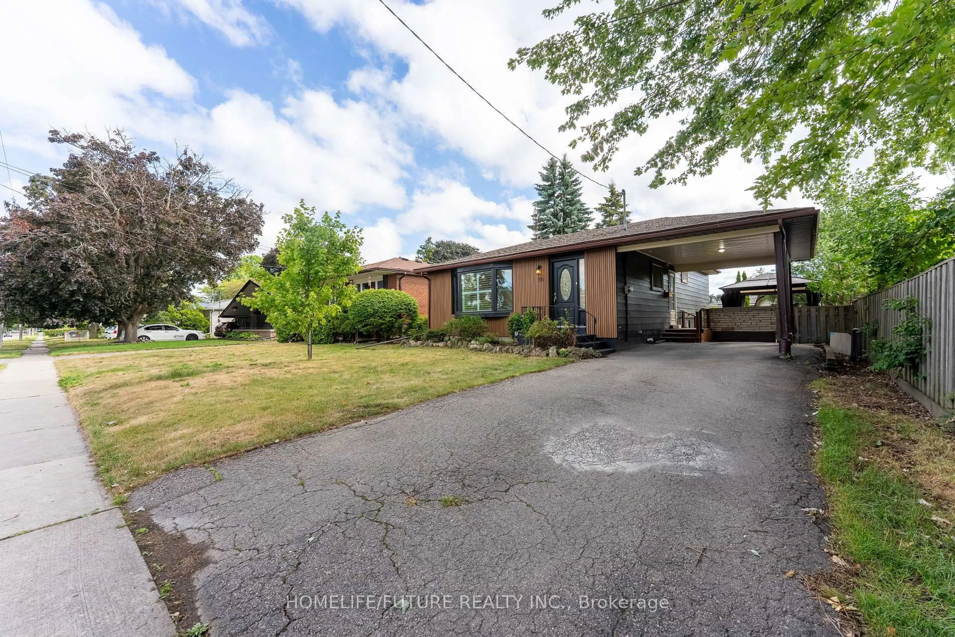 A pic from outside/outdoor area/front of a property/back of a property/a pic from drone, street for 219 Guelph St, Oshawa Ontario L1H 6J1