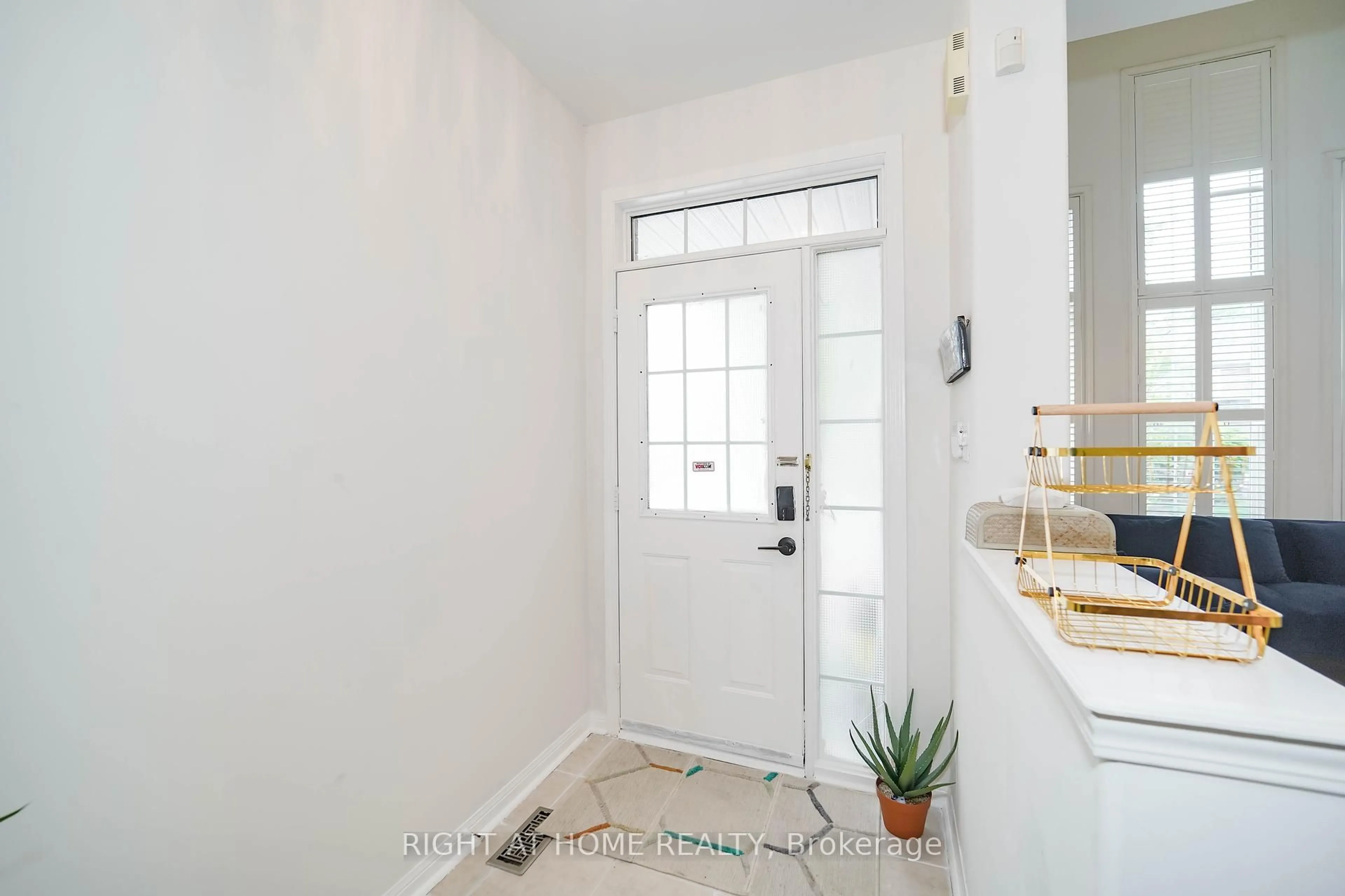 Indoor entryway for 180 Raponi Circ, Toronto Ontario M1X 2C8