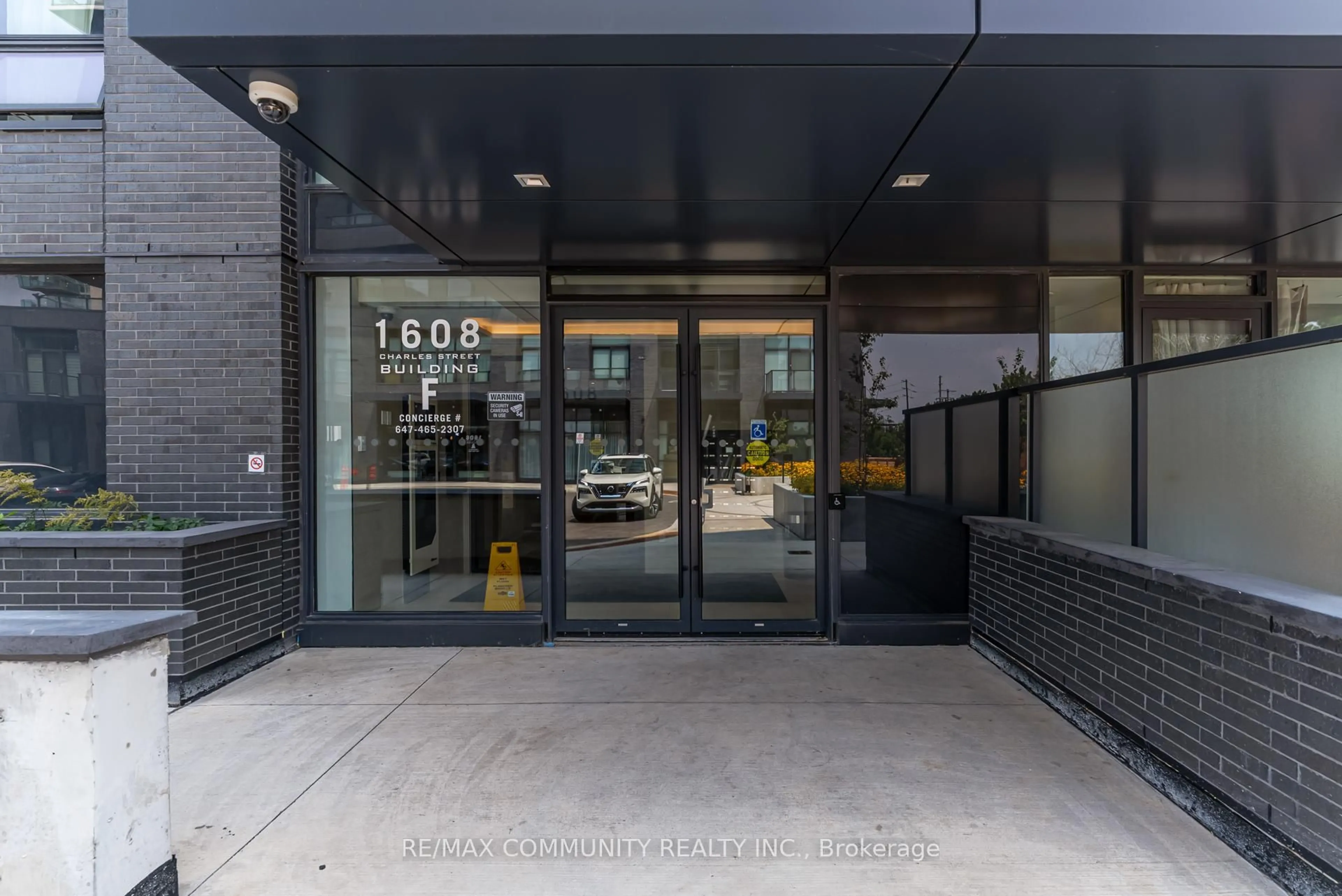 Indoor foyer for 1608 Charles St #190, Whitby Ontario L1N 1B9