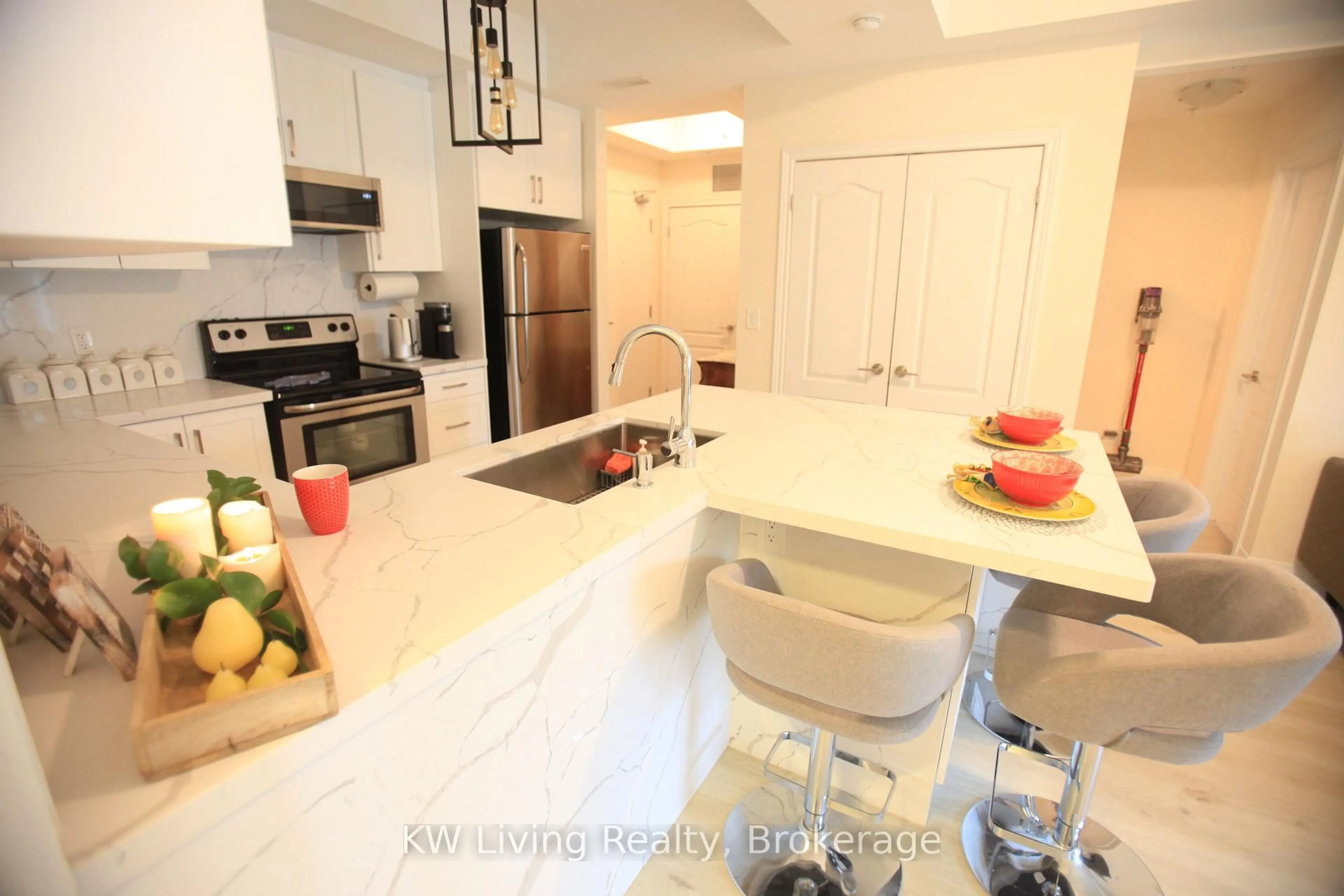 Open concept kitchen, ceramic/tile floor for 650 Gordon St #210, Whitby Ontario L1N 0C1