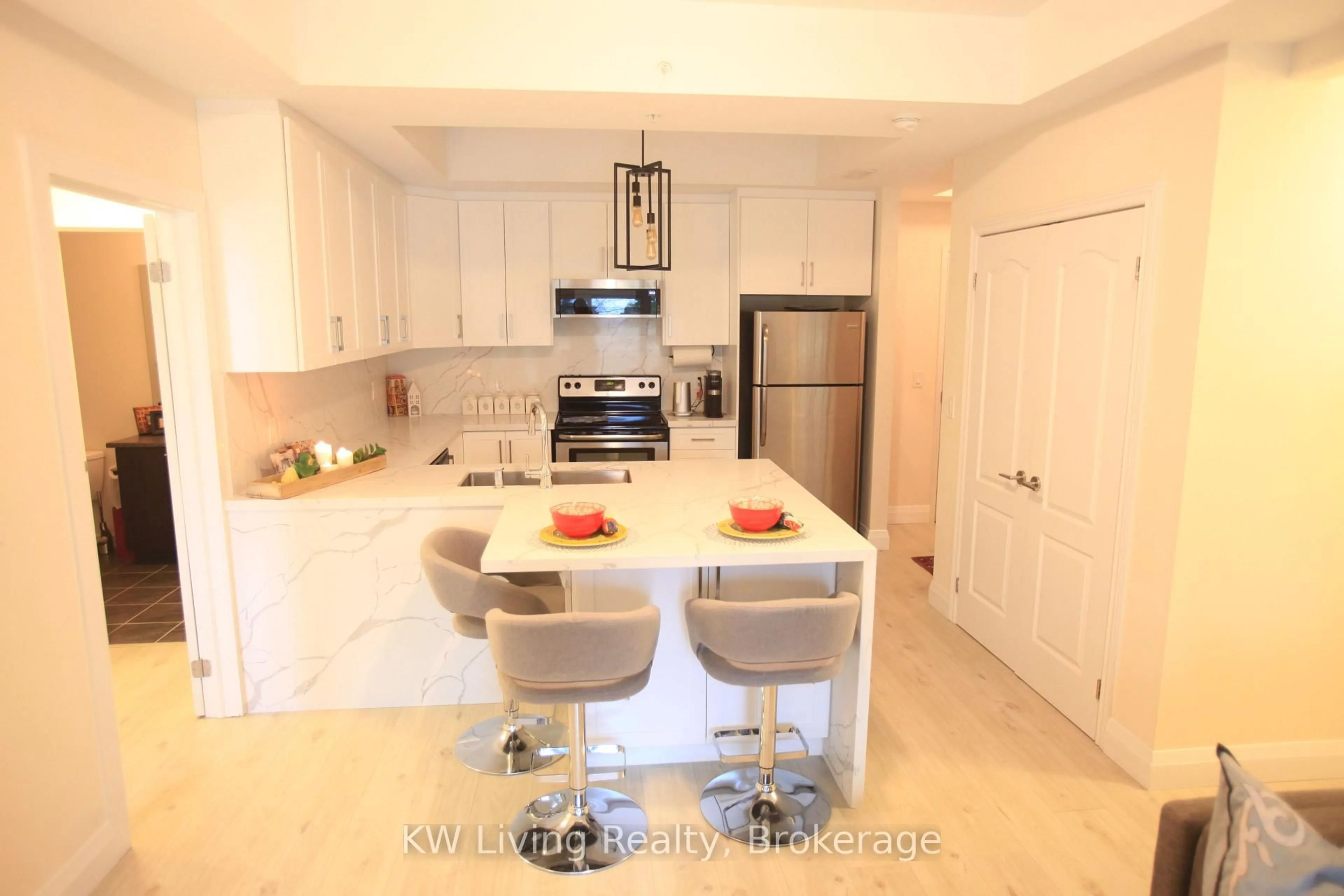 Open concept kitchen, ceramic/tile floor for 650 Gordon St #210, Whitby Ontario L1N 0C1