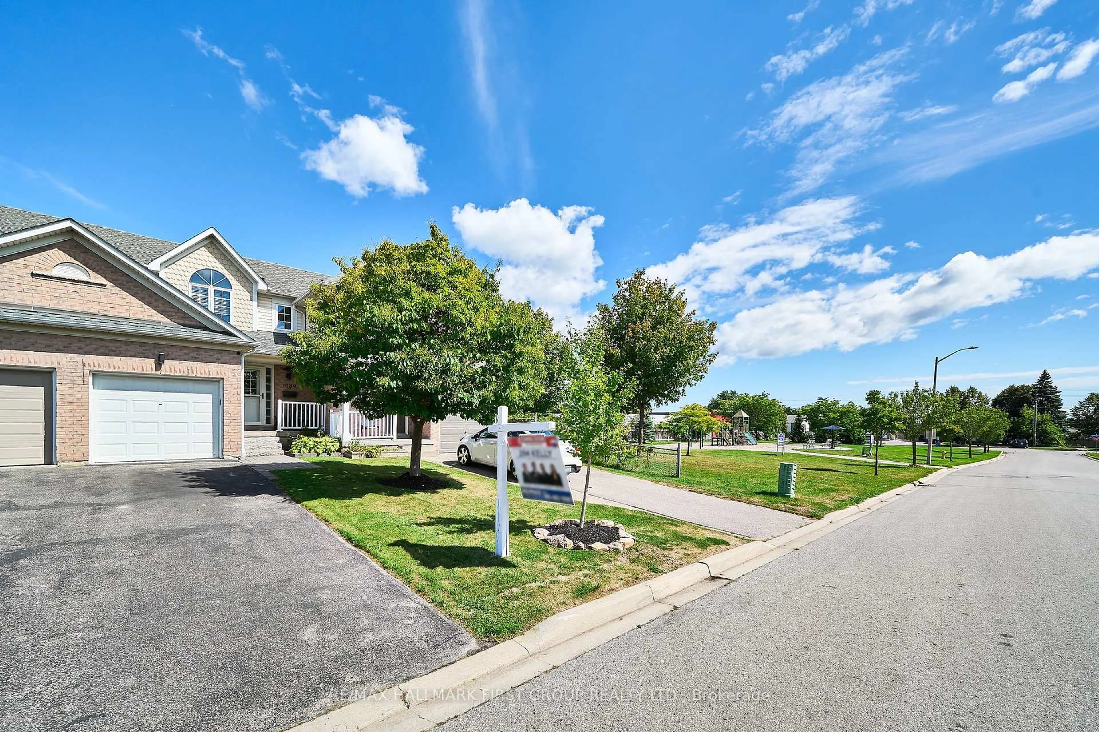 A pic from outside/outdoor area/front of a property/back of a property/a pic from drone, street for 1089 Tilbury St, Oshawa Ontario L1H 8V8