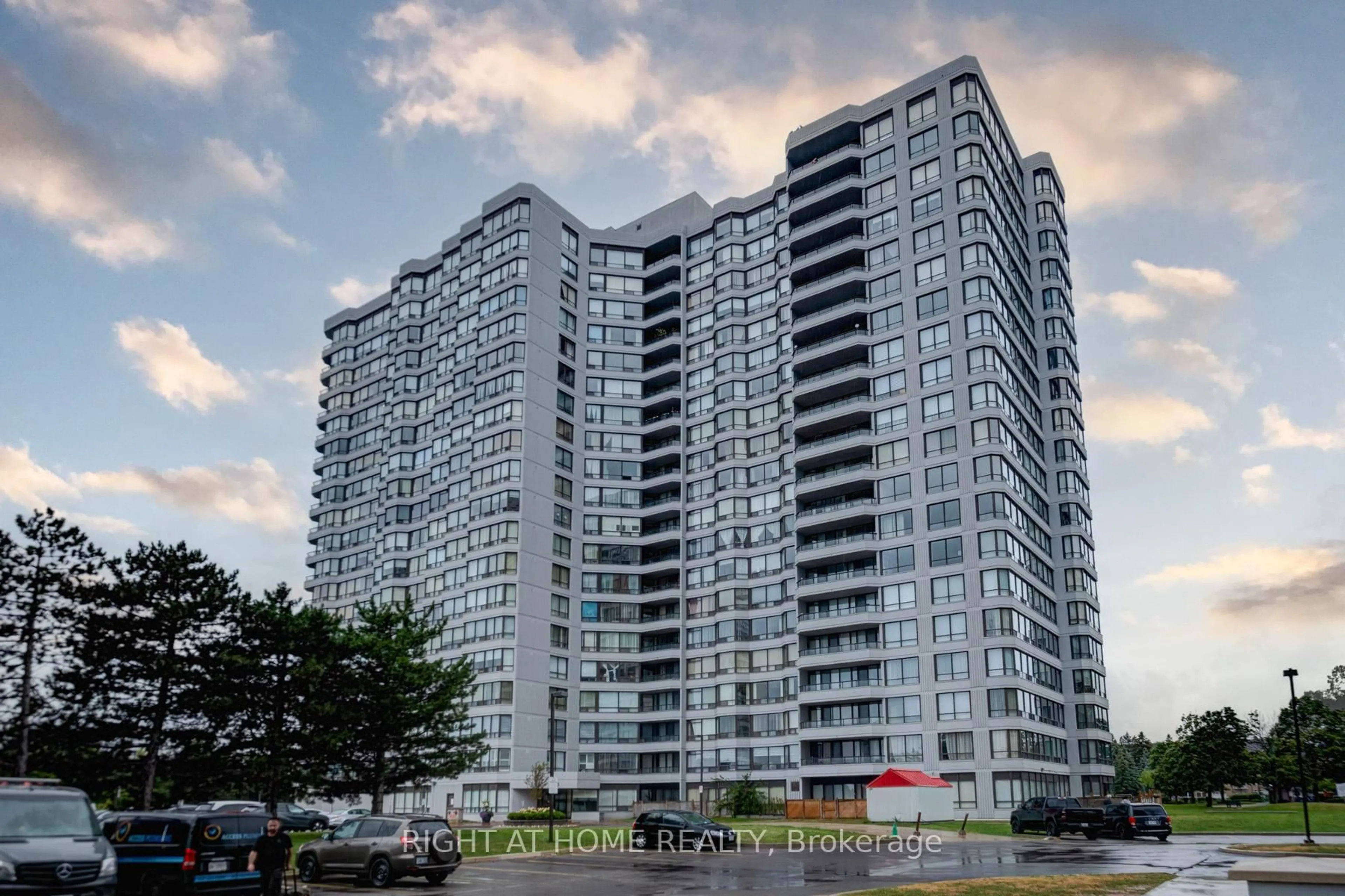 Unknown for 330 Alton Towers Circ #PH201, Toronto Ontario M1V 5H3