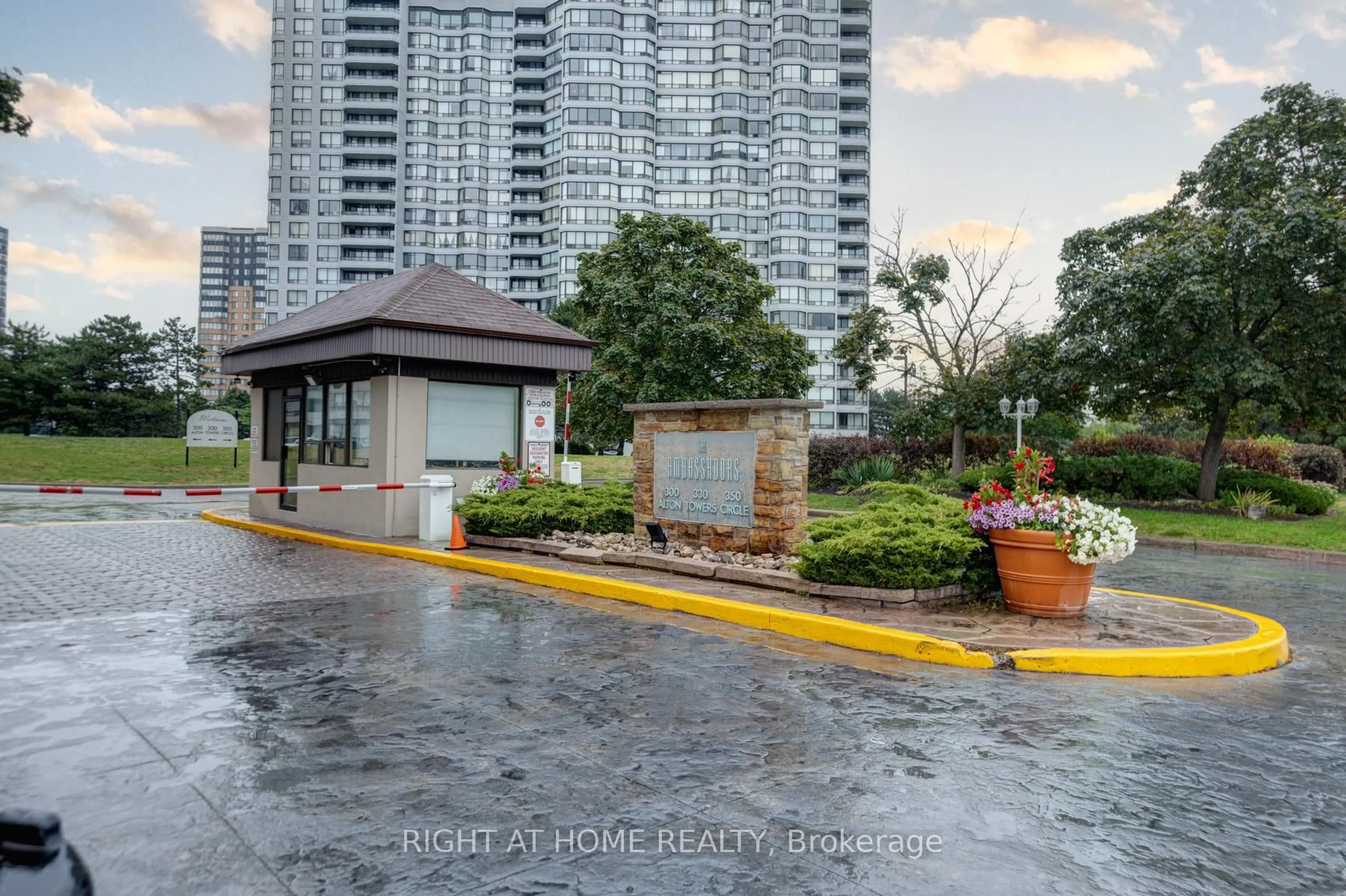 Unknown for 330 Alton Towers Circ #PH201, Toronto Ontario M1V 5H3